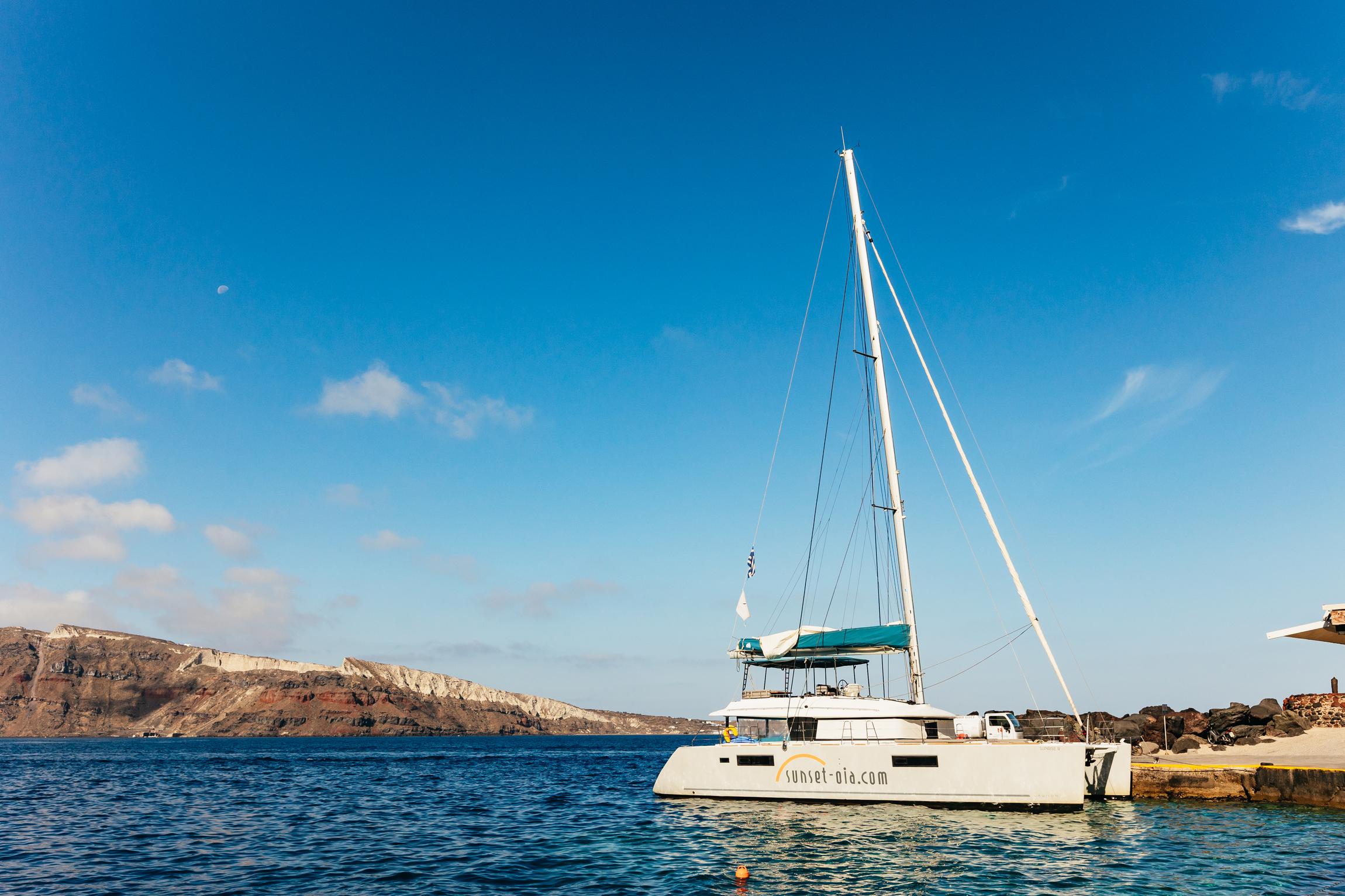 Santorini: Luxury Catamaran Day Trip with Meal and Open Bar