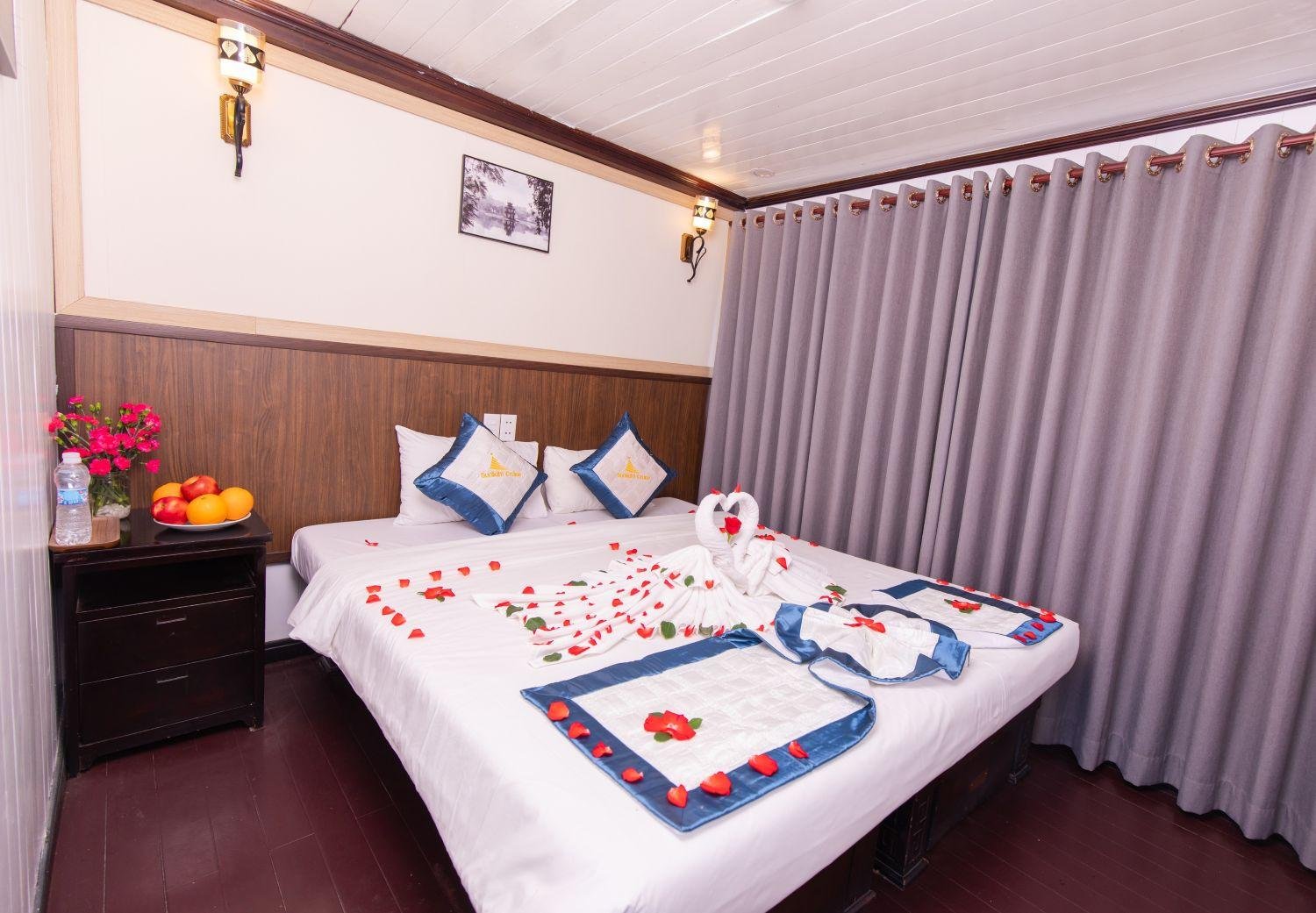 Ha Long Bay 2-Day Overnight Boat Cruise from Hanoi