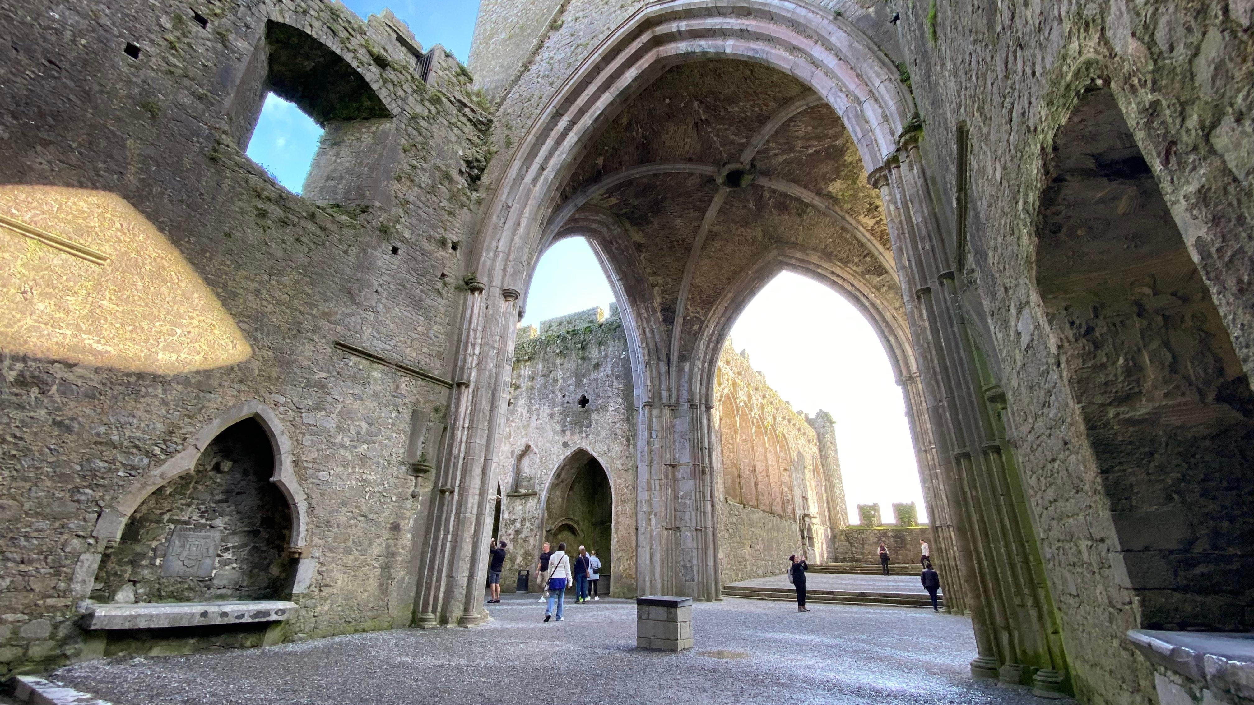 Dublin to Tipperary Private Tour: Rock of Cashel & Cahir Castle