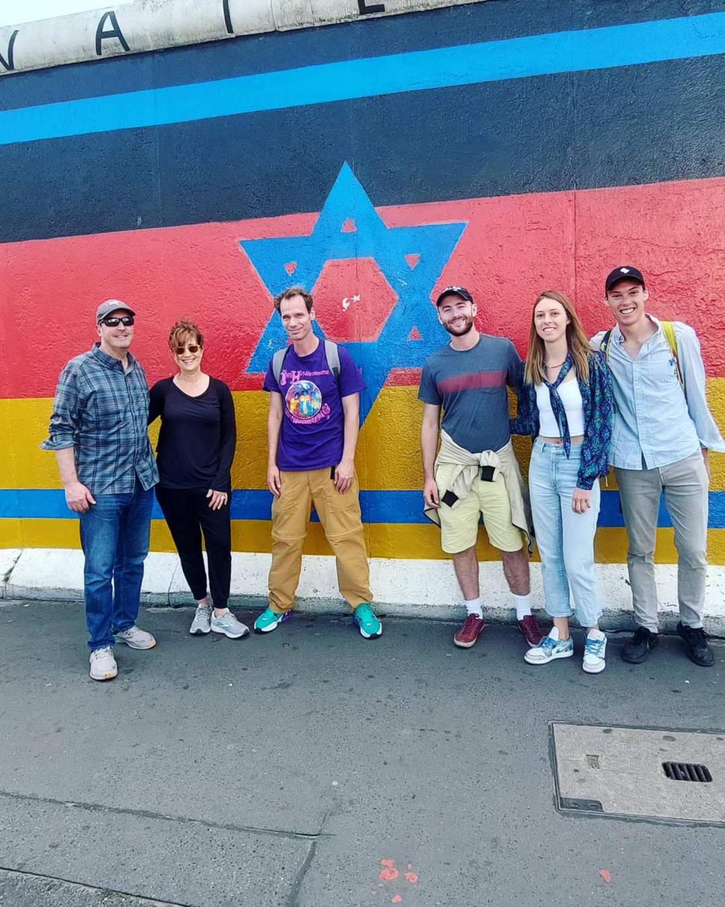 Berlin: Berlin Wall & East Side Gallery Walking Tour