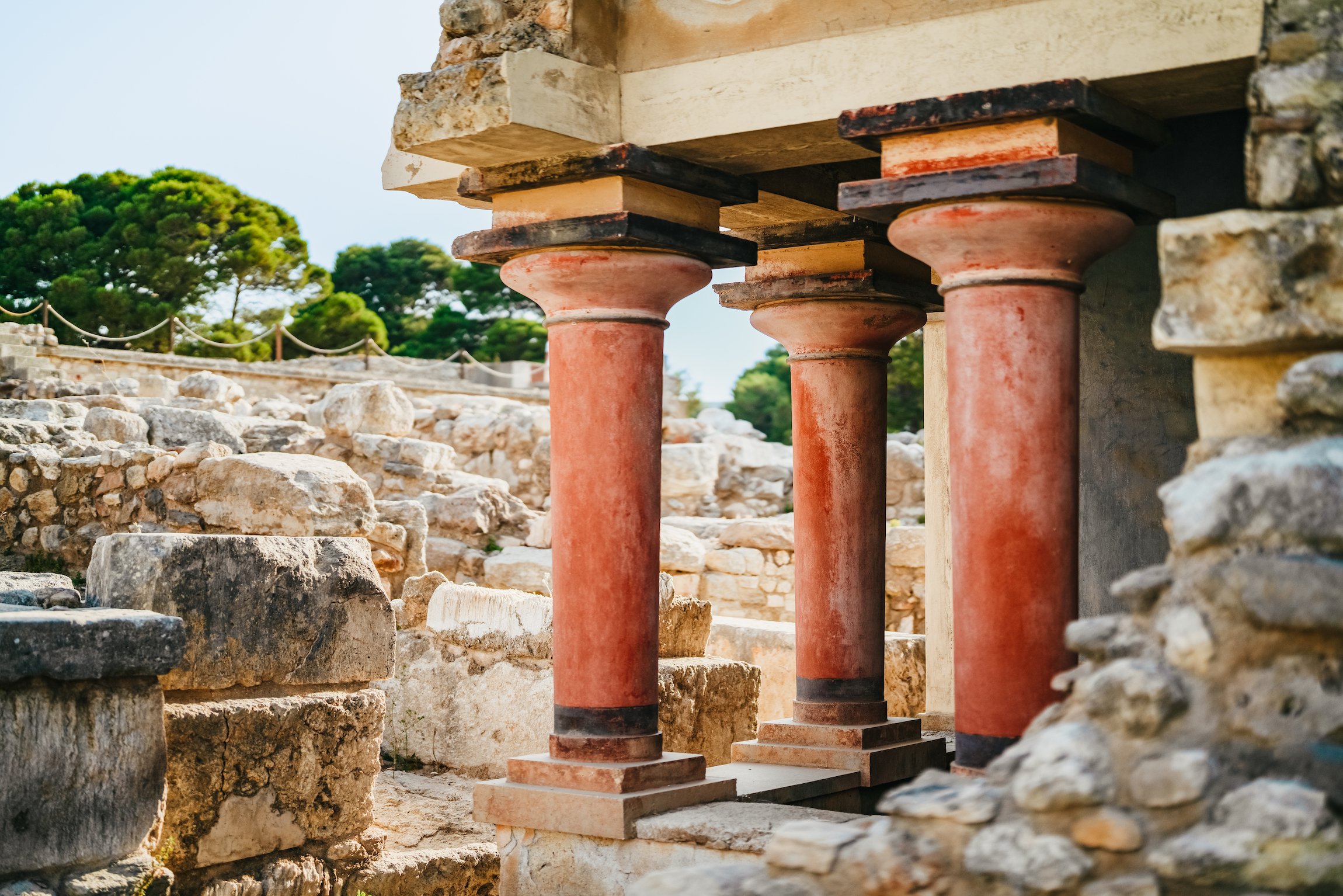 Knossos Palace guided tour Crete — Minoan throne room, grand staircase, bull-leaping frescoes, central court — image 13