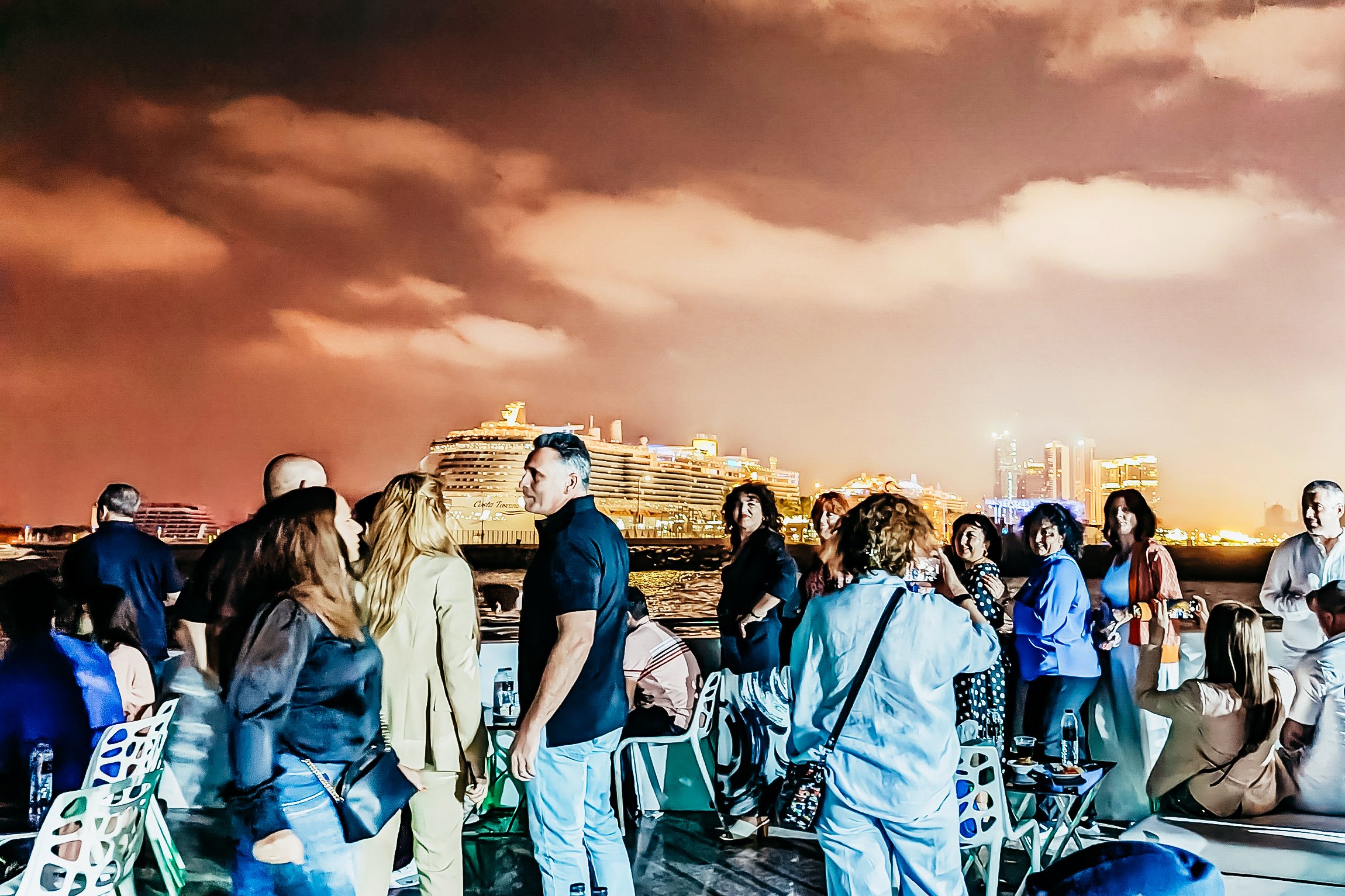 Dubai Mega Yacht Dinner Cruise with Buffet