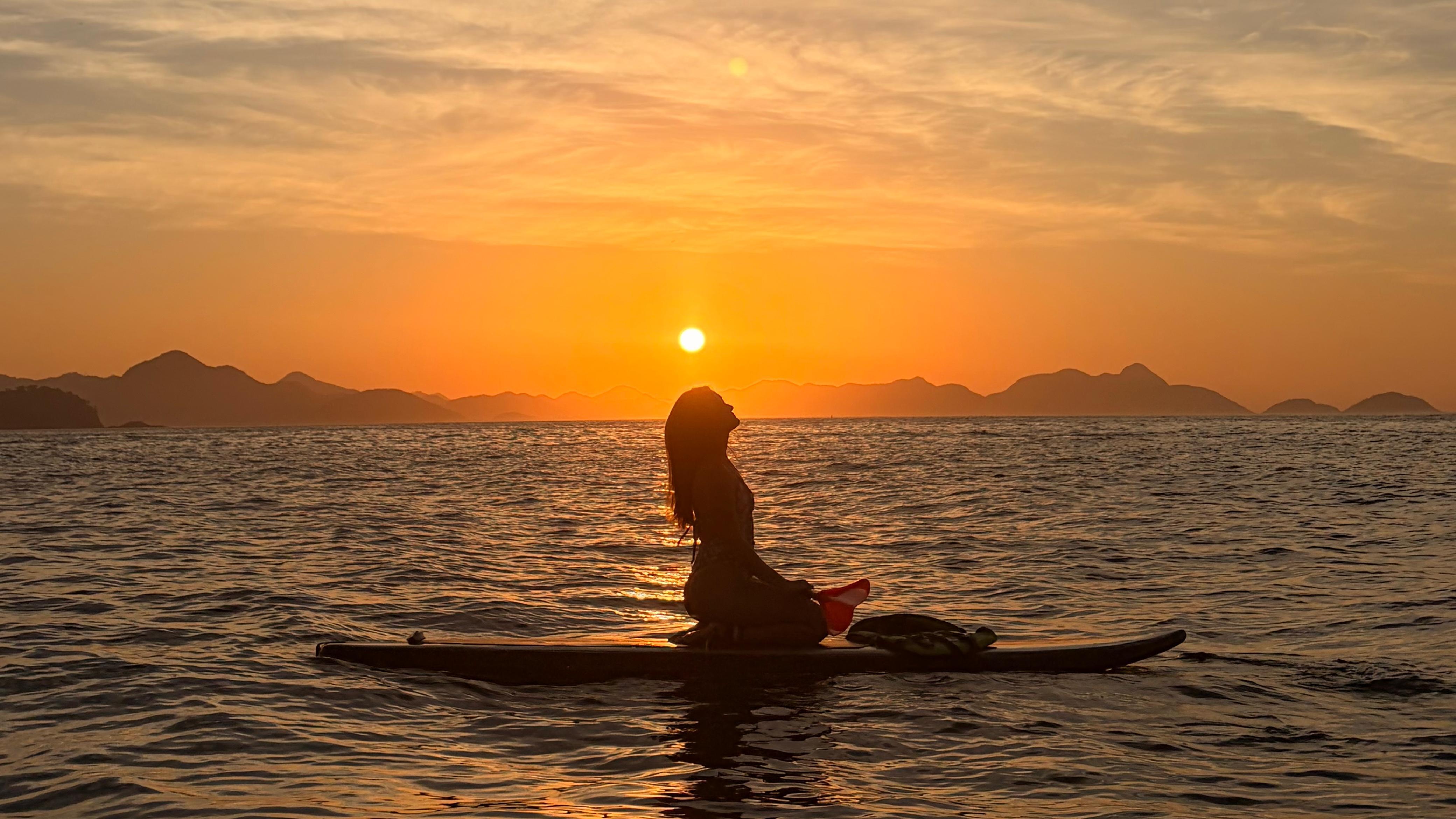 Copacabana Dawn Paddleboarding Experience