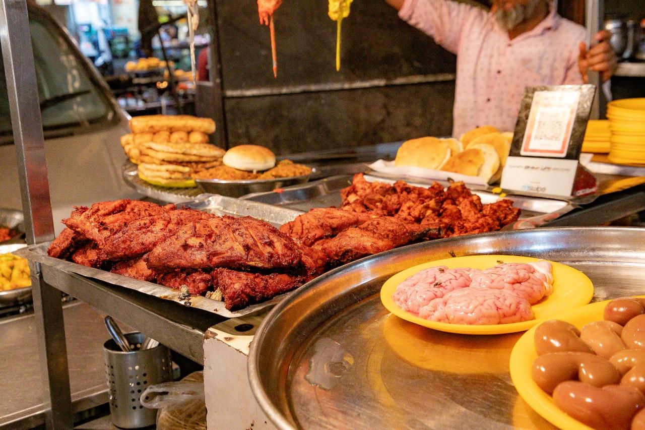 Mumbai Evening Street Food and Night Market Exploration