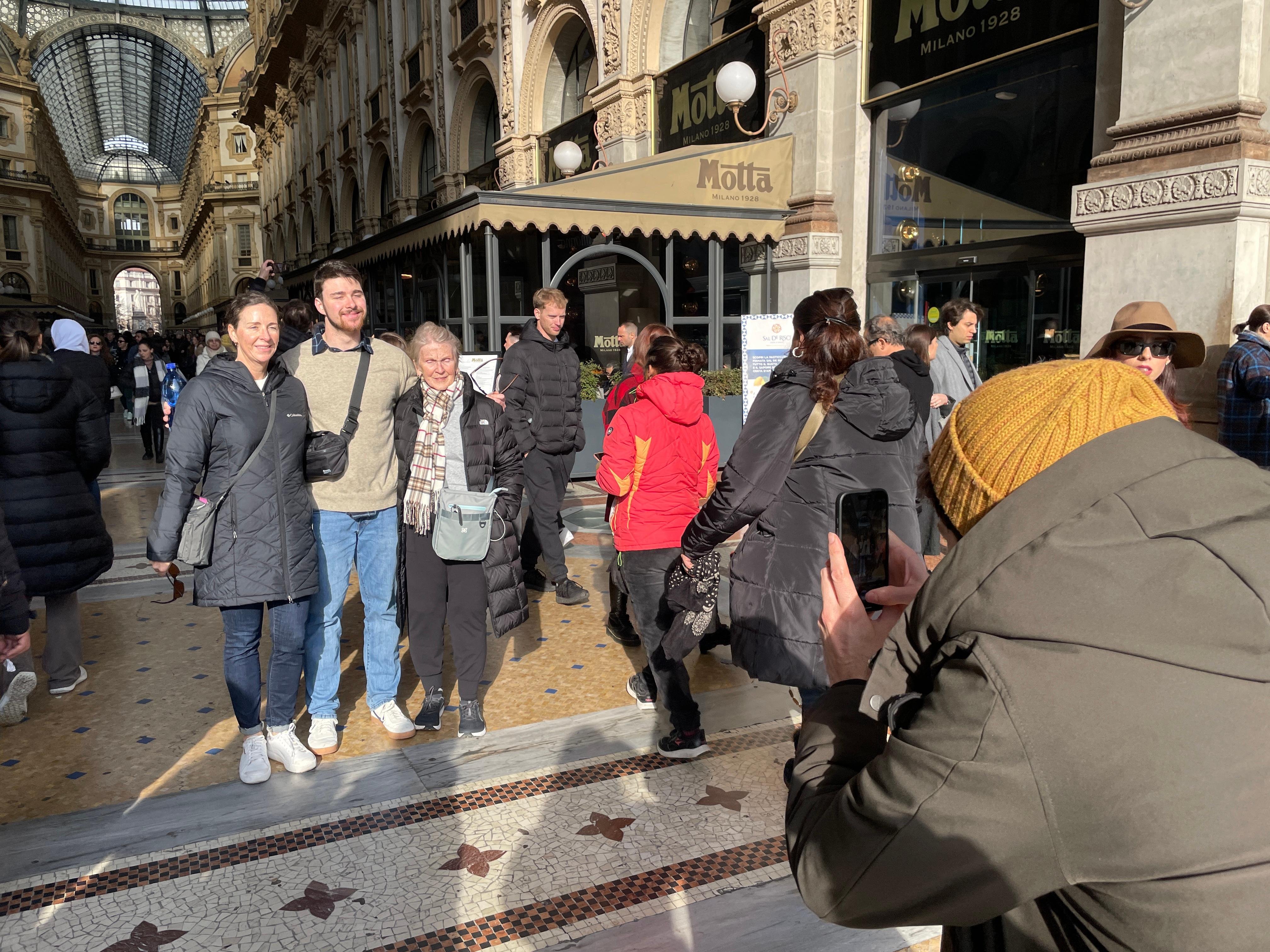 Milan History & Street Food Walk with Wine