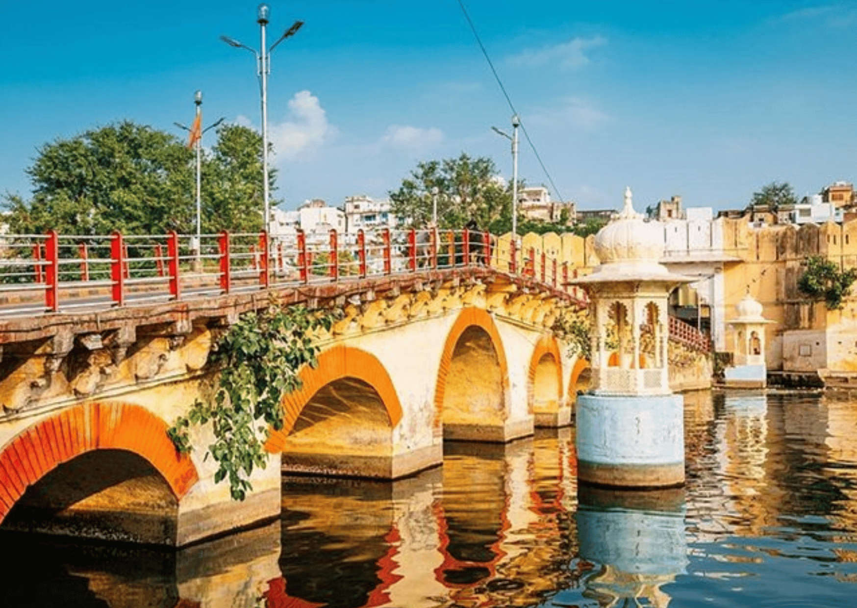 Udaipur: Ghats Walking Tour & Lake Pichola Boat Cruise