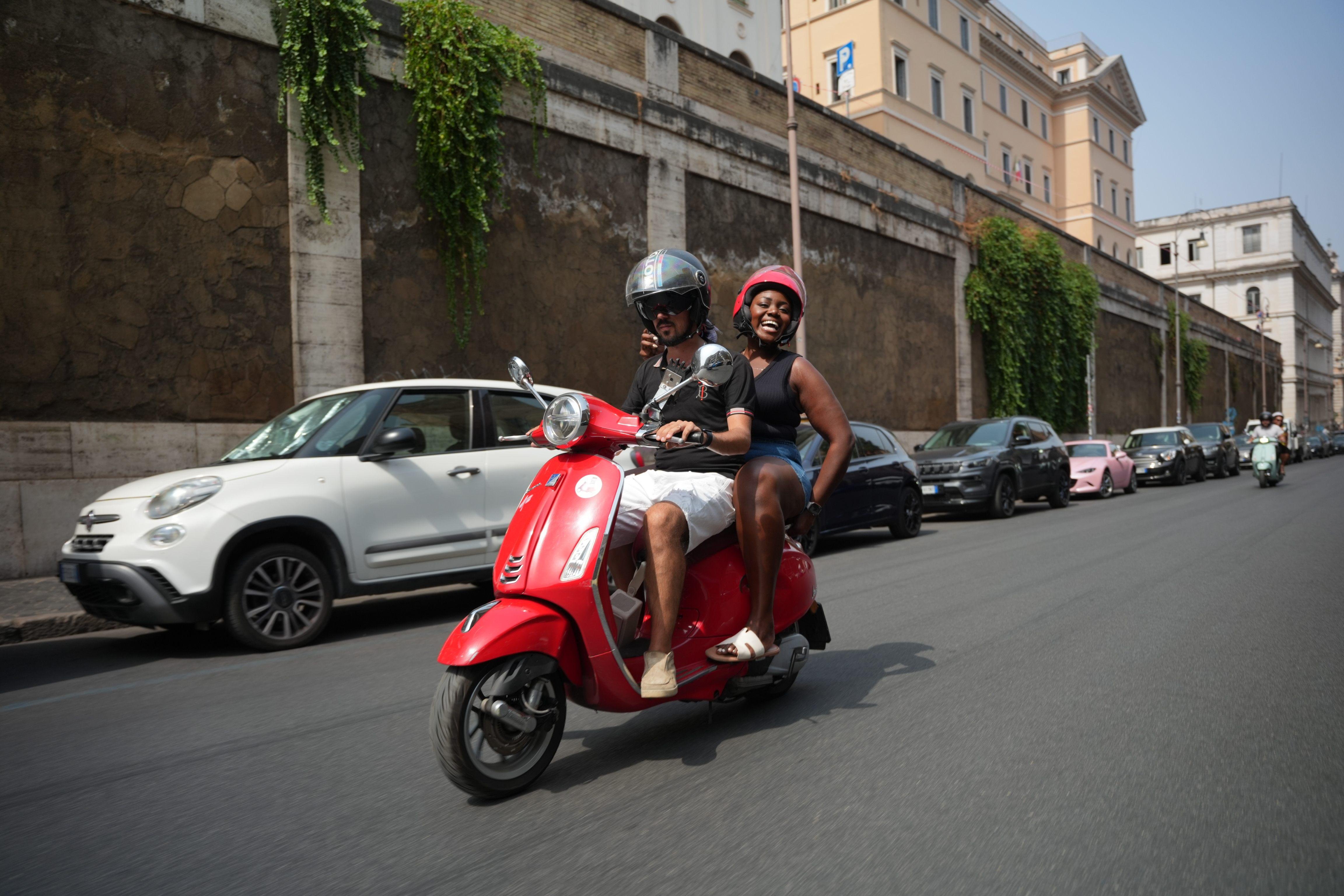 Rome vespa photo tour photoshoot passenger city backdrops — image 46