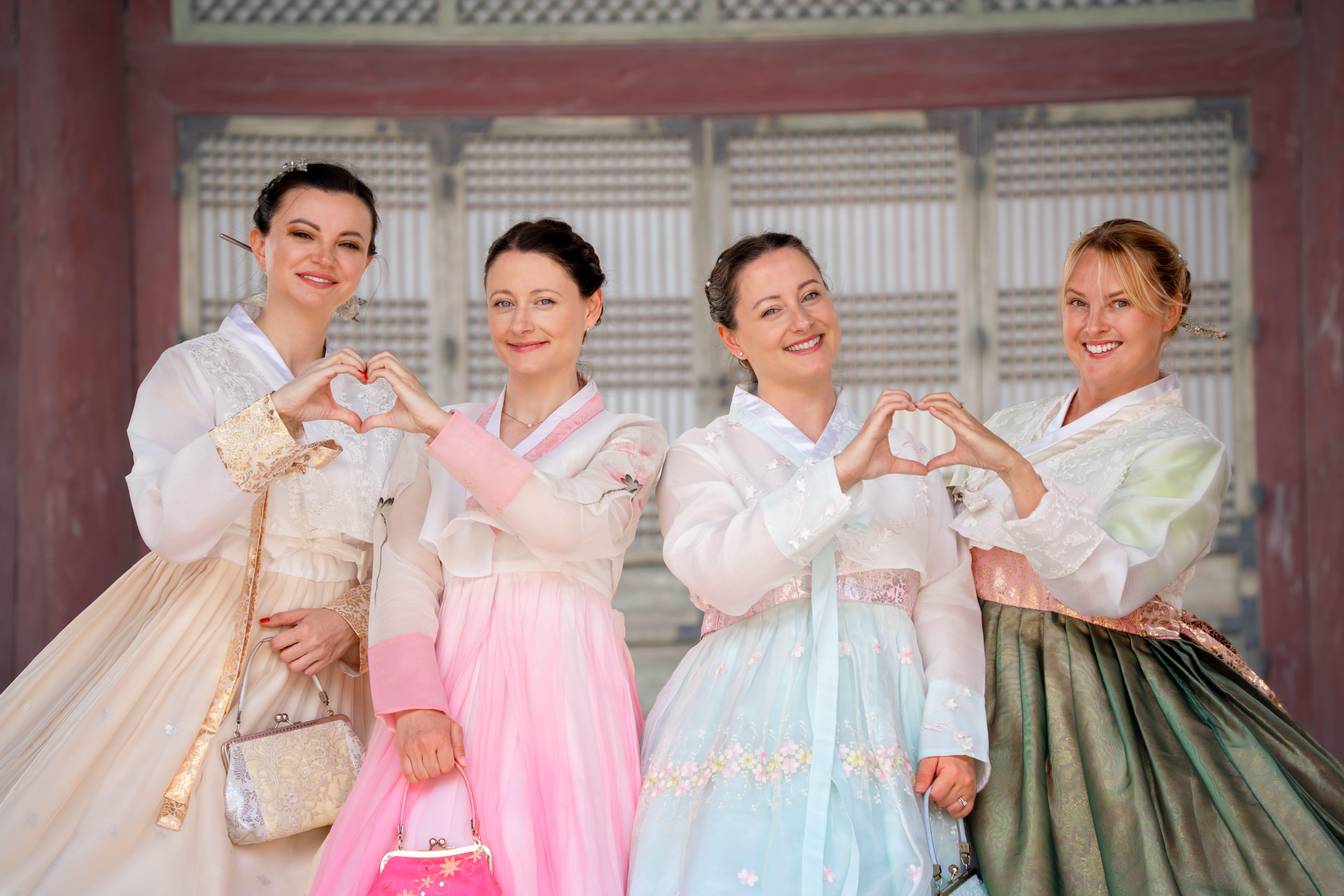Seoul: Hanbok Rental with Gyeongbokgung Palace Entry — Seoul K-beauty experience photo 3
