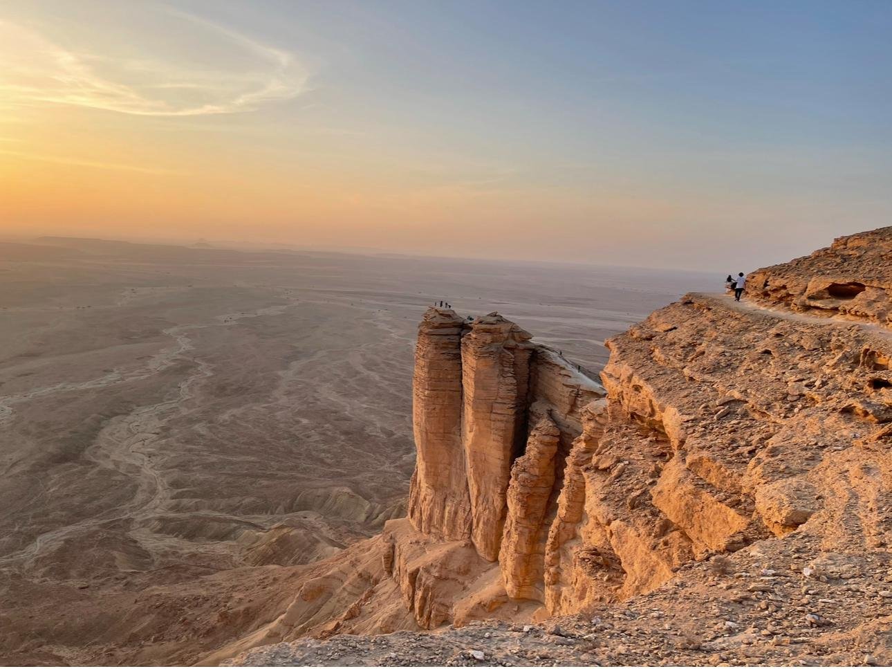 Riyadh: Edge of the World 4x4 Adventure with Camels & Stargazing