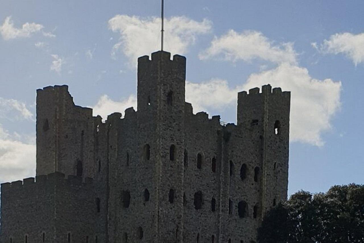 Private Full-Day Kent Heritage Tour: Leeds Castle, Canterbury & Dover