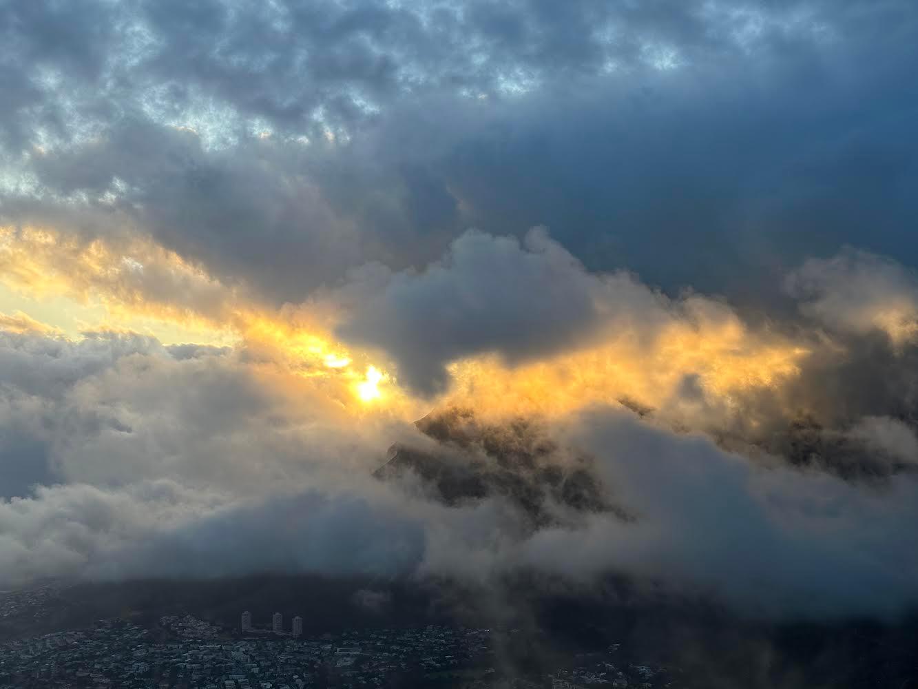 Cape Town: Lion's Head or Table Mountain Guided Hike