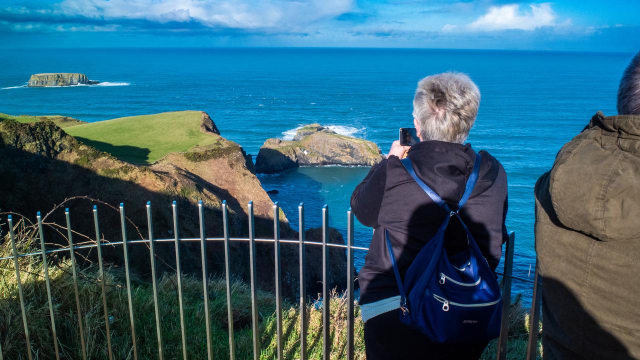 Belfast: Giant's Causeway Guided Tour Including Castles