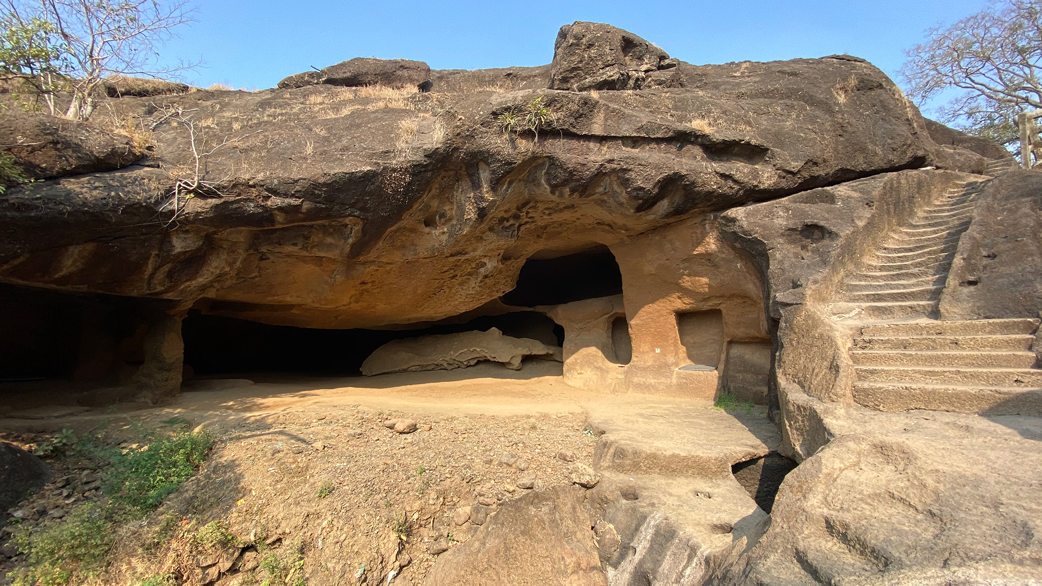 Mumbai: Ancient Kanheri Caves & Golden Pagoda Explorer
