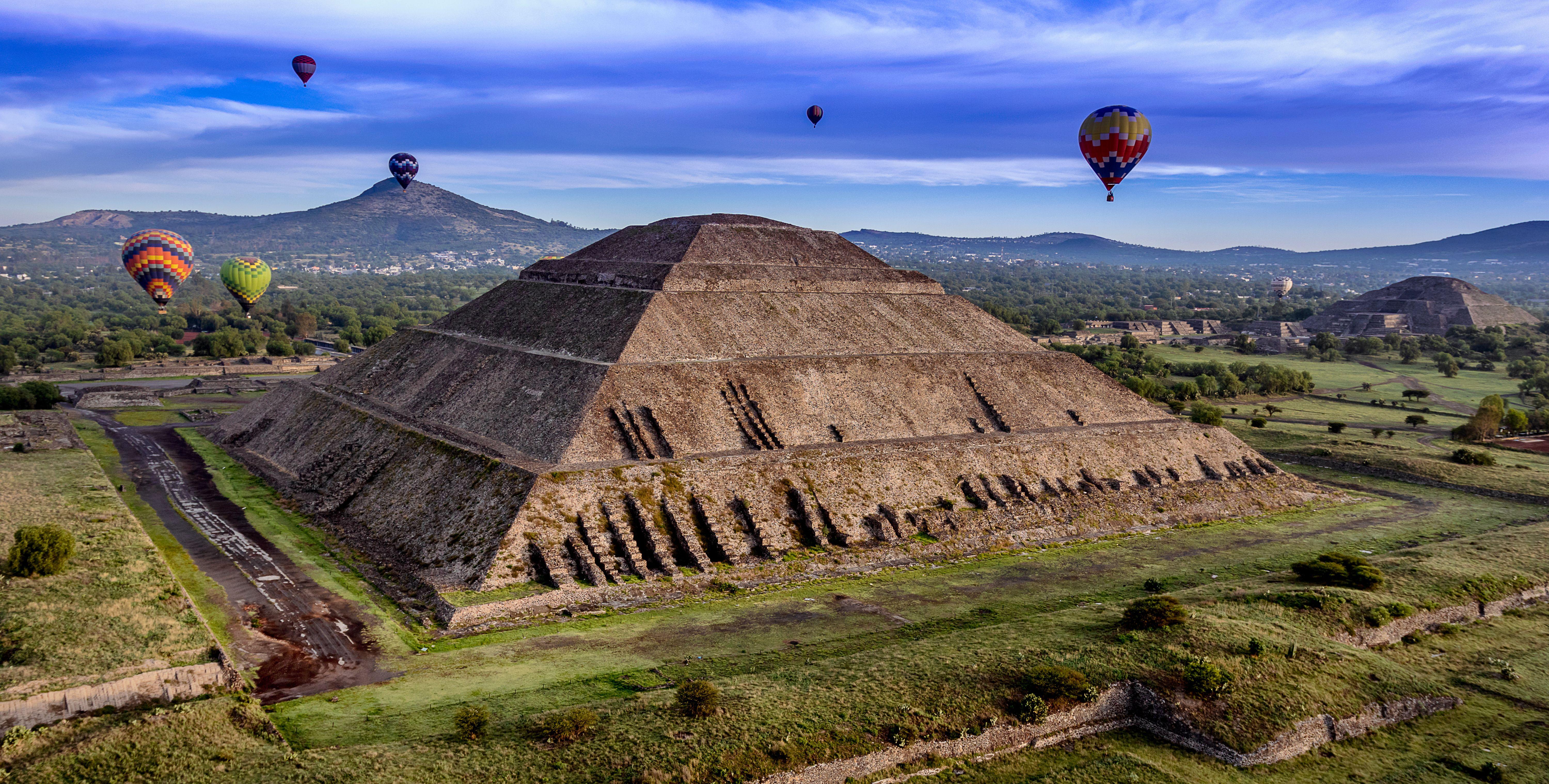 Teotihuacan Sunrise Hot Air Balloon Flight & Cultural Tour