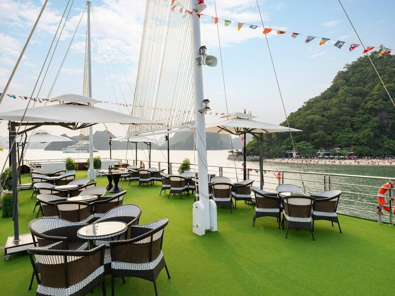 Ha Long Bay Day Trip from Hanoi: Luxury or Standard Cruise with Lunch