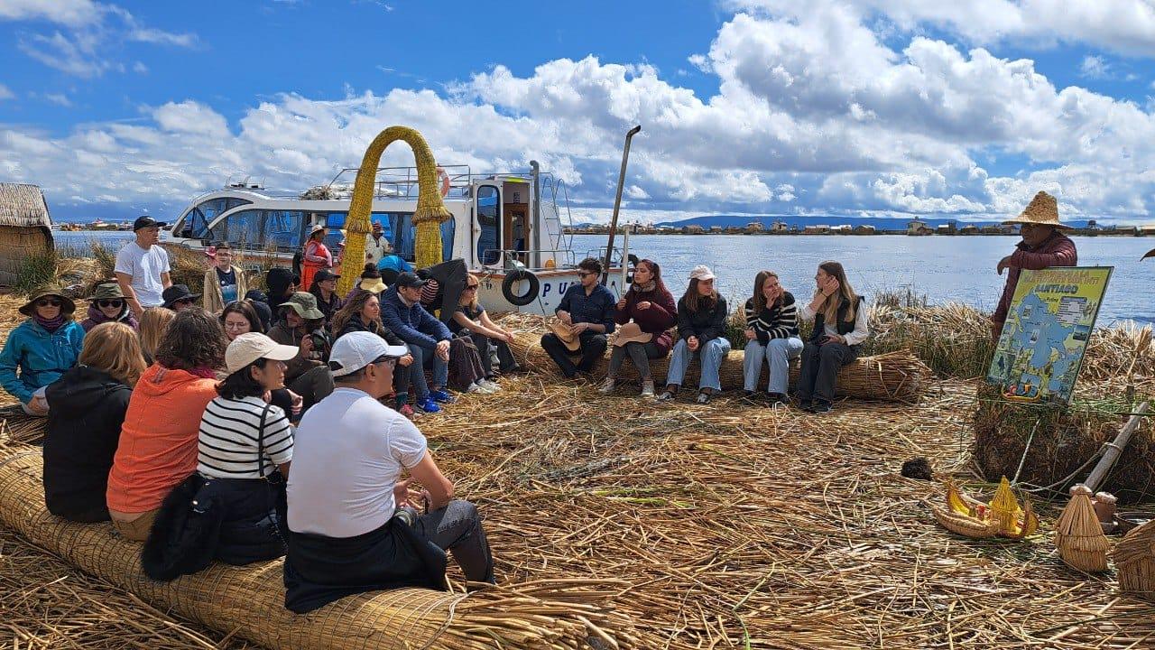 Excursão de meio dia às Ilhas Flutuantes de Uros saindo de Puno