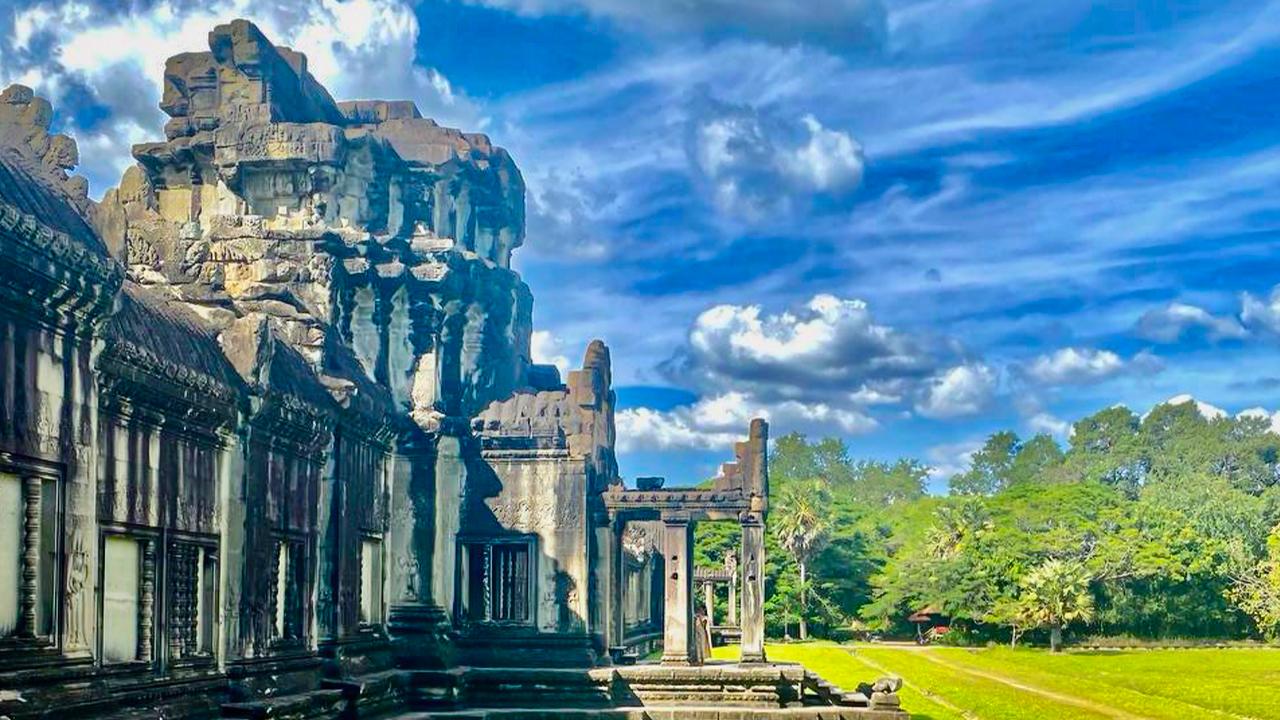 Siem Reap: Angkor Wat Sunrise E-Scooter & E-Bike Tour