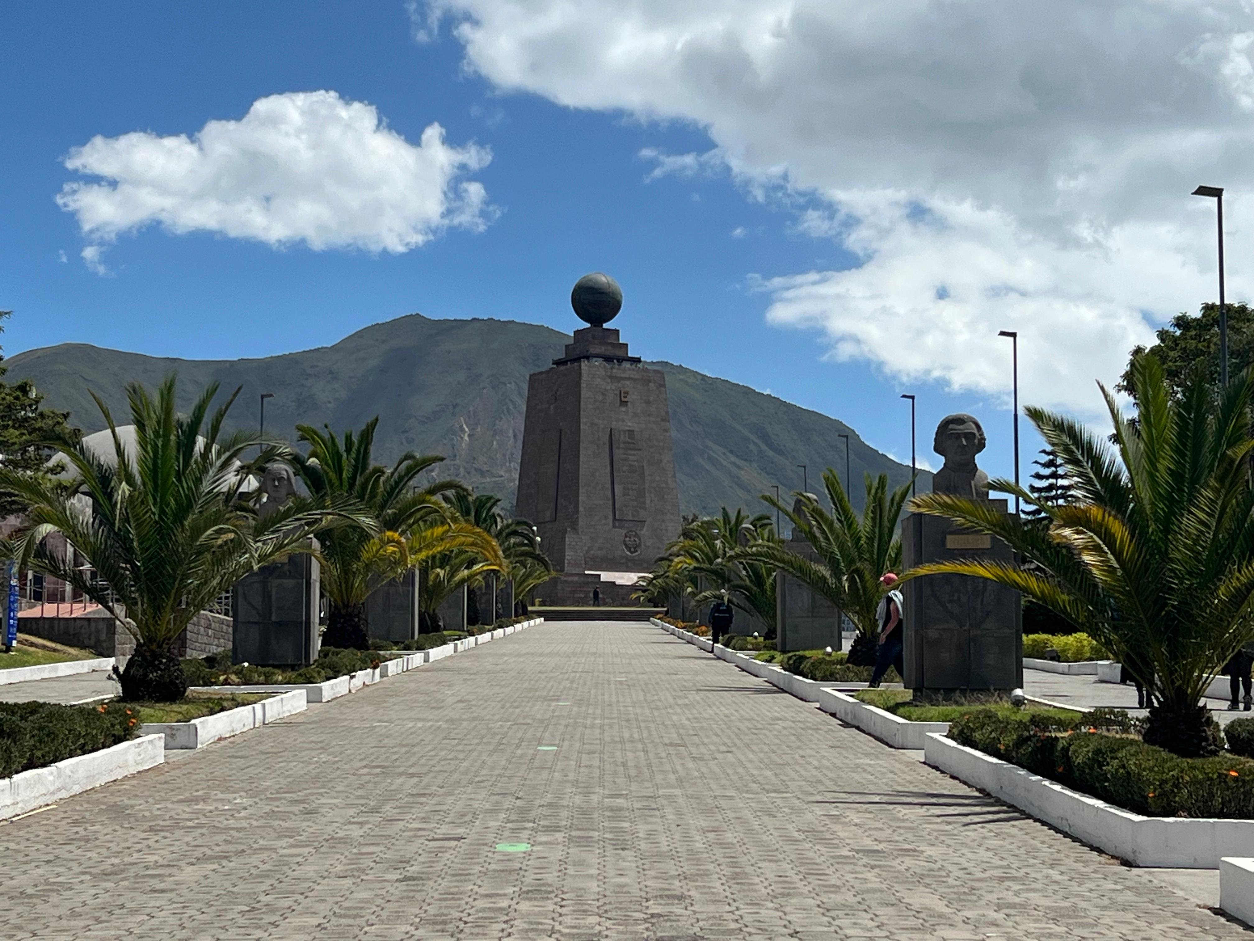 Quito: Mitad del Mundo, Intiñan Museum & Pululahua Crater Day Tour