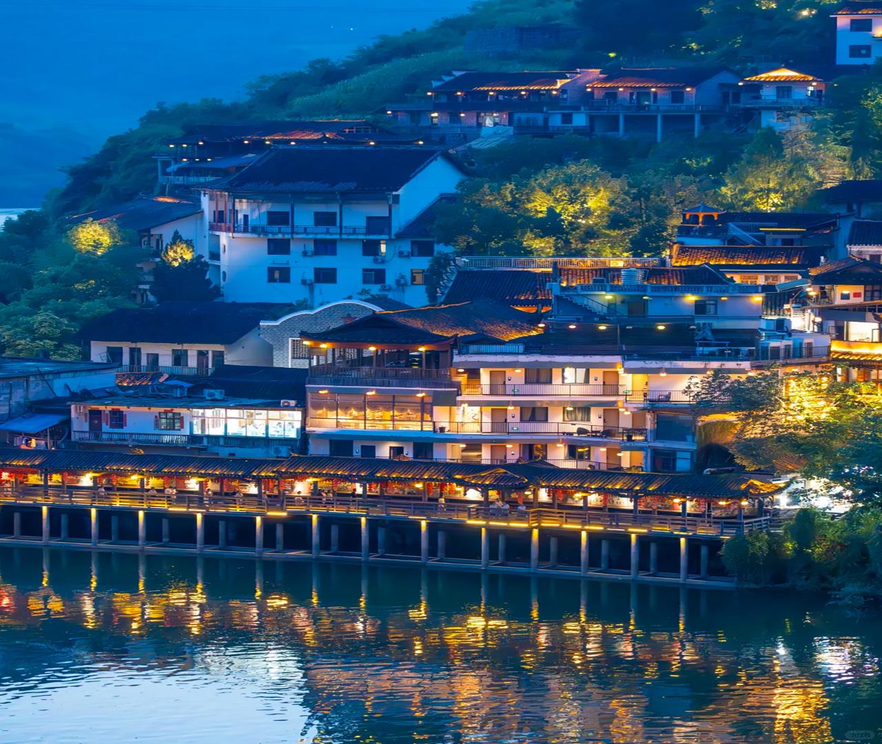 Zhangjiajie to Fenghuang & Furong Waterfall Town: Private Day Tour