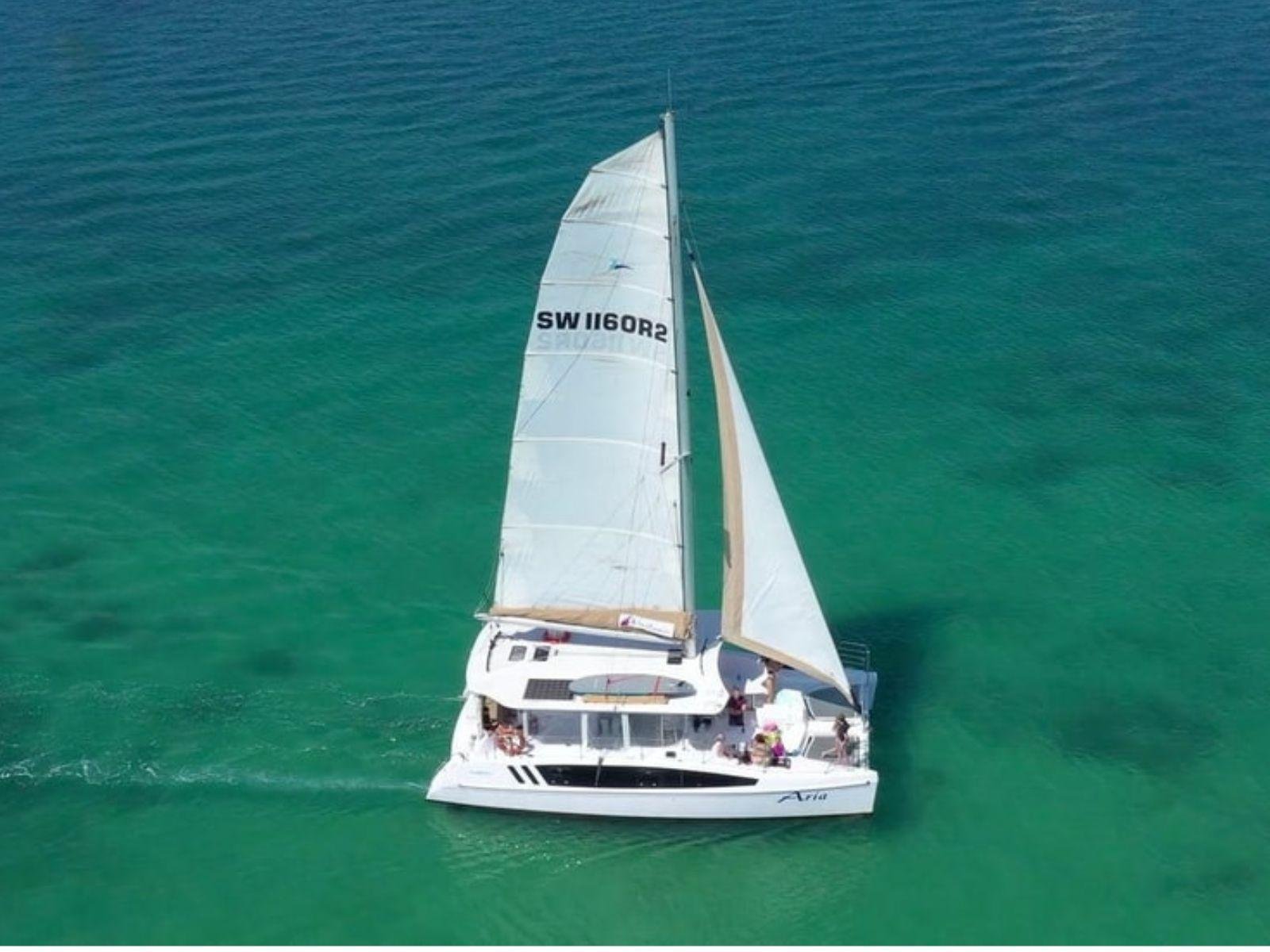 Brisbane: Peel Island Sailing Day Trip with Lunch