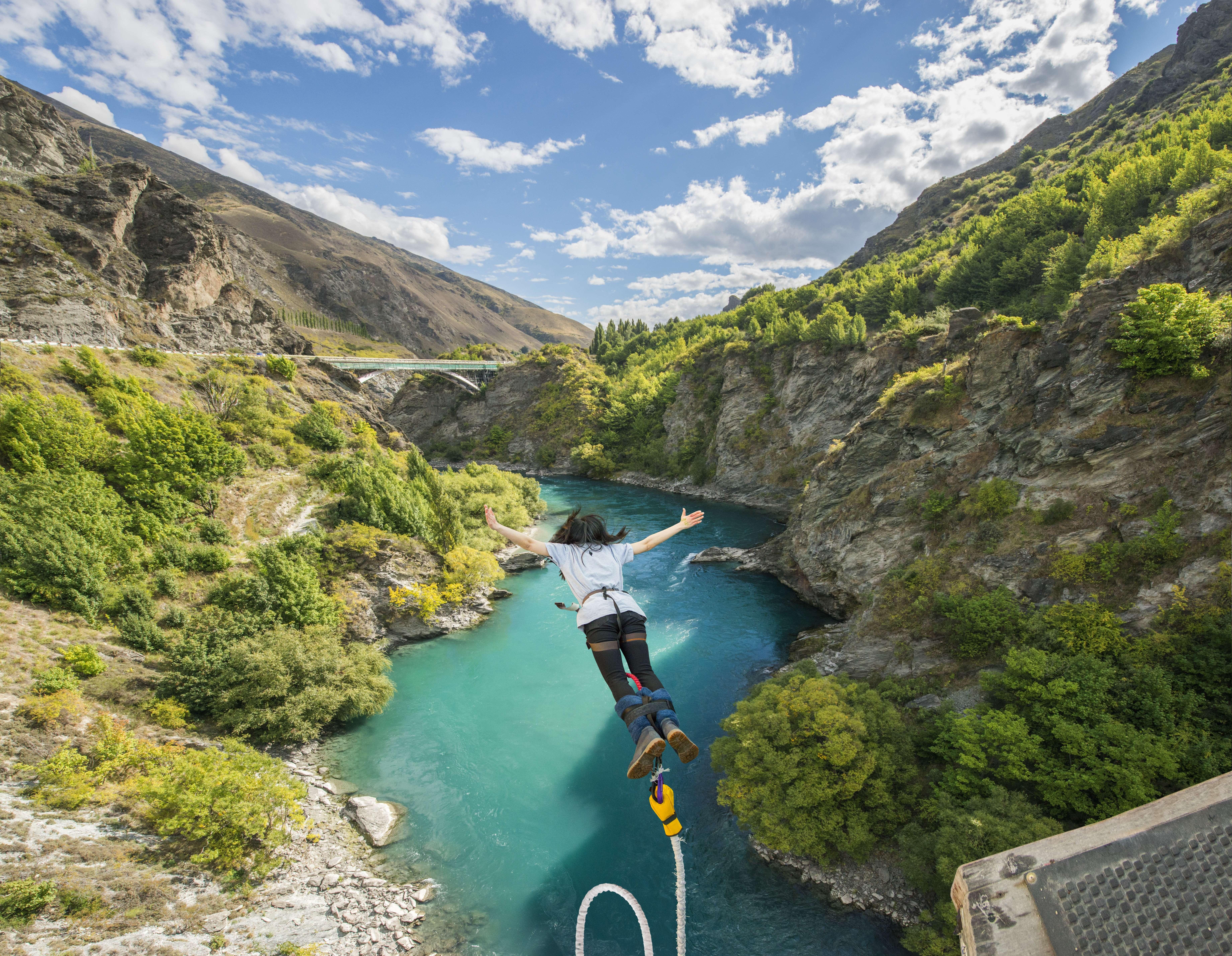 Queenstown: Kawarau Bridge Bungy - World's First Bungy!