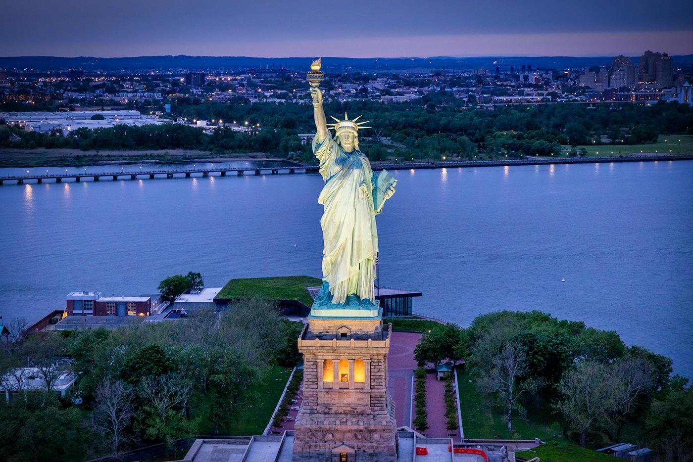 Private Manhattan Helicopter Tour with Champagne