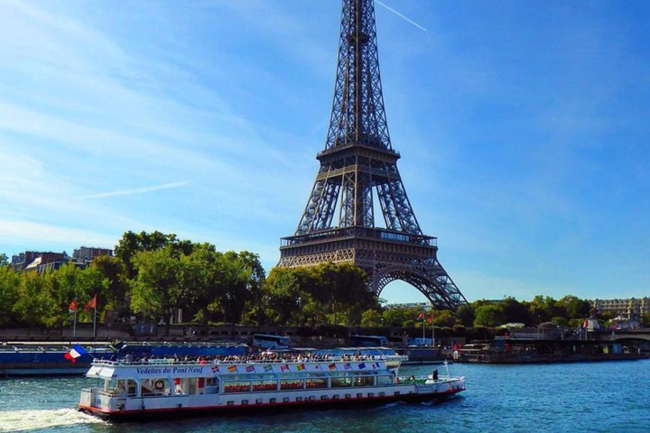 Seine River Guided Cruise from Pont Neuf