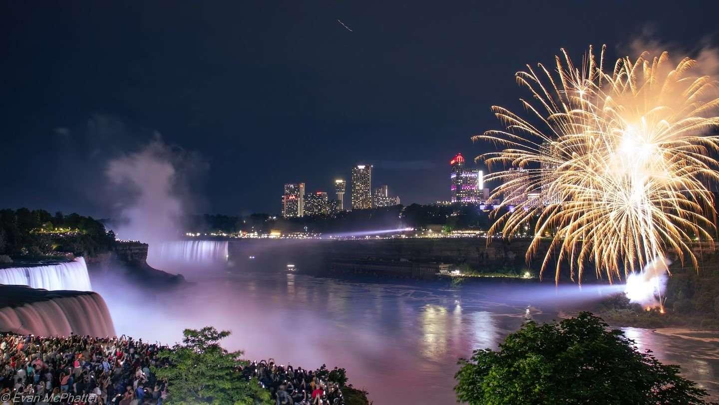 Niagara Falls Evening Tour: Skylon Tower & Fireworks