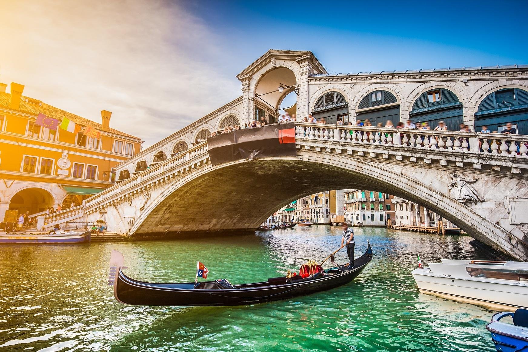 Lake Garda to Venice Day Trip with Independent Exploration