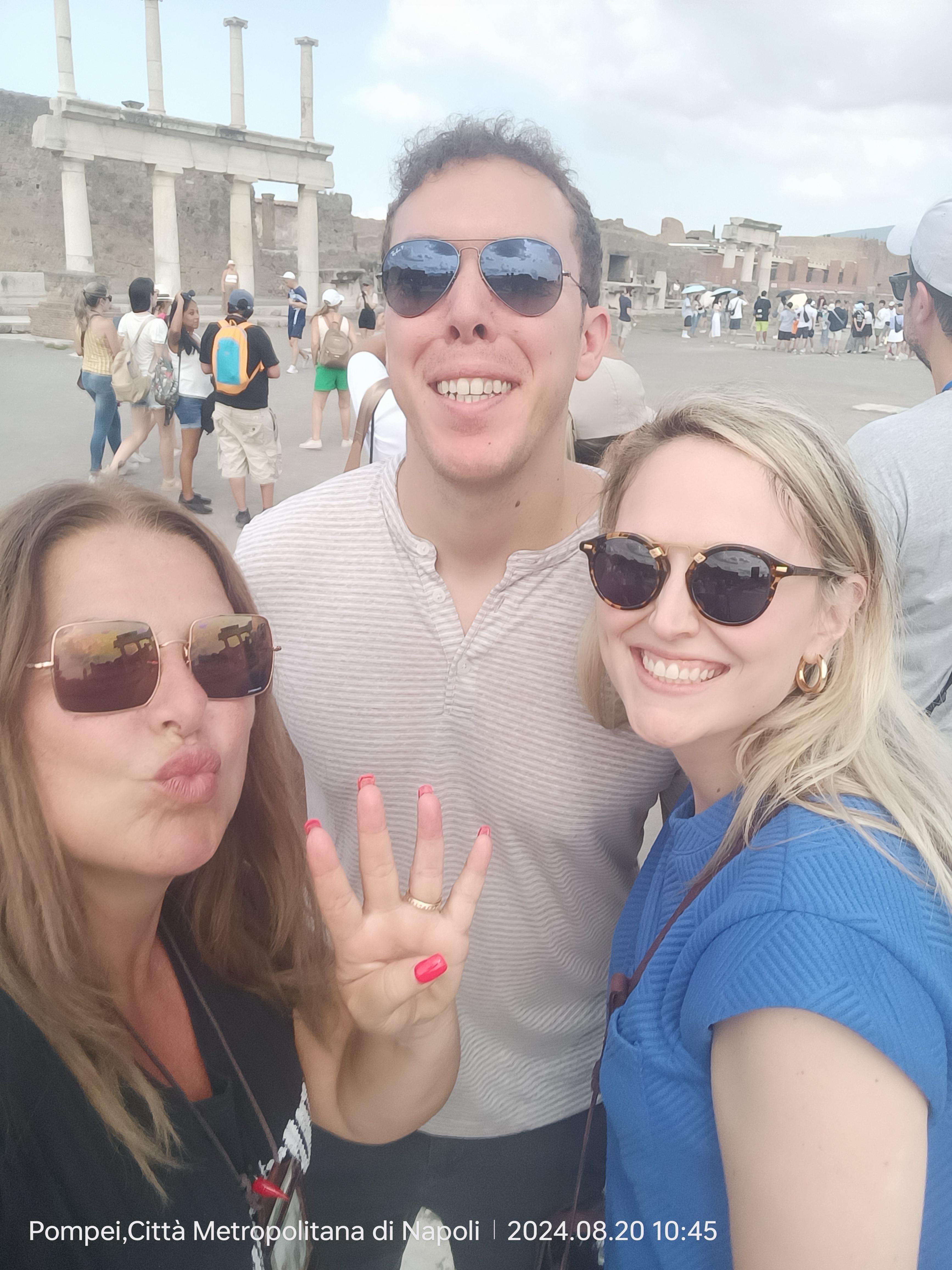 Private Naples to Praiano Transfer with Pompeii Guided Tour