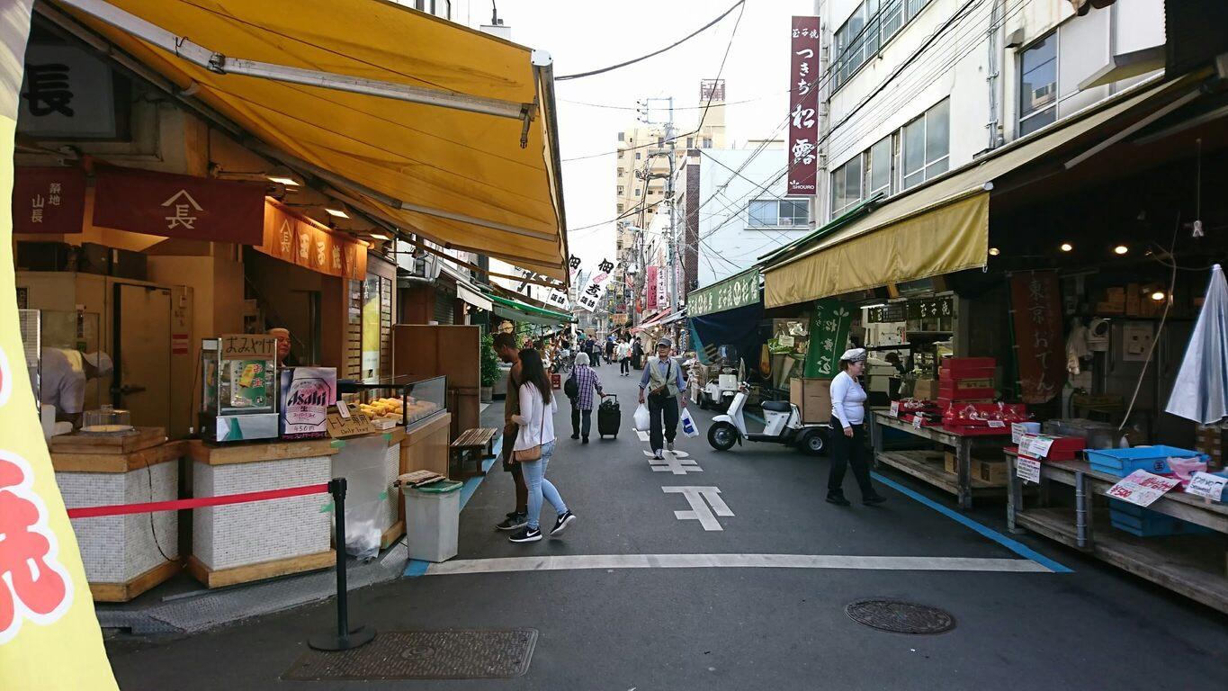 Tsukiji fish market tour — outer market stalls, street food and Tsukiji Hongwanji — image 26