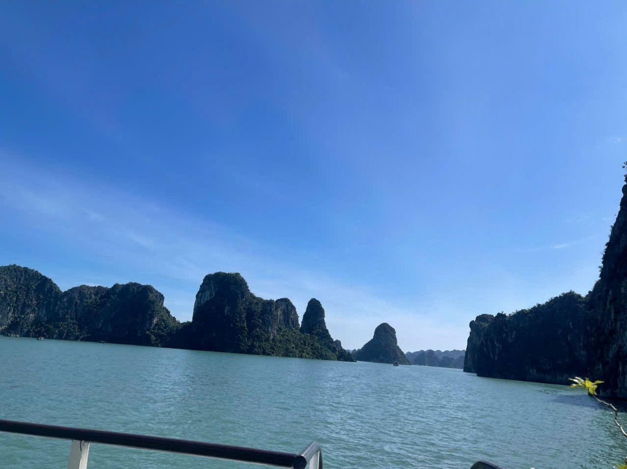 Ha Long Bay Day Trip from Hanoi: Luxury or Standard Cruise with Lunch