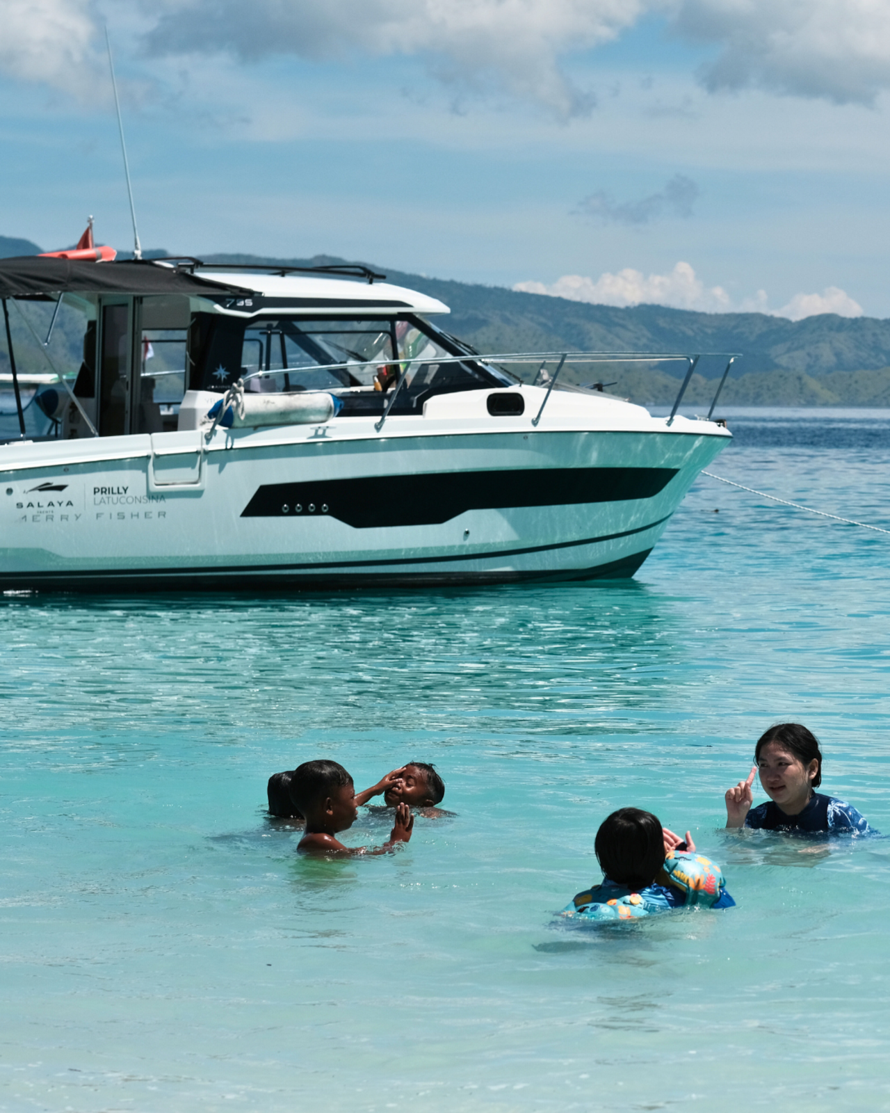 Komodo 6-Island Private Yacht Day Trip with Manta Ray Snorkeling