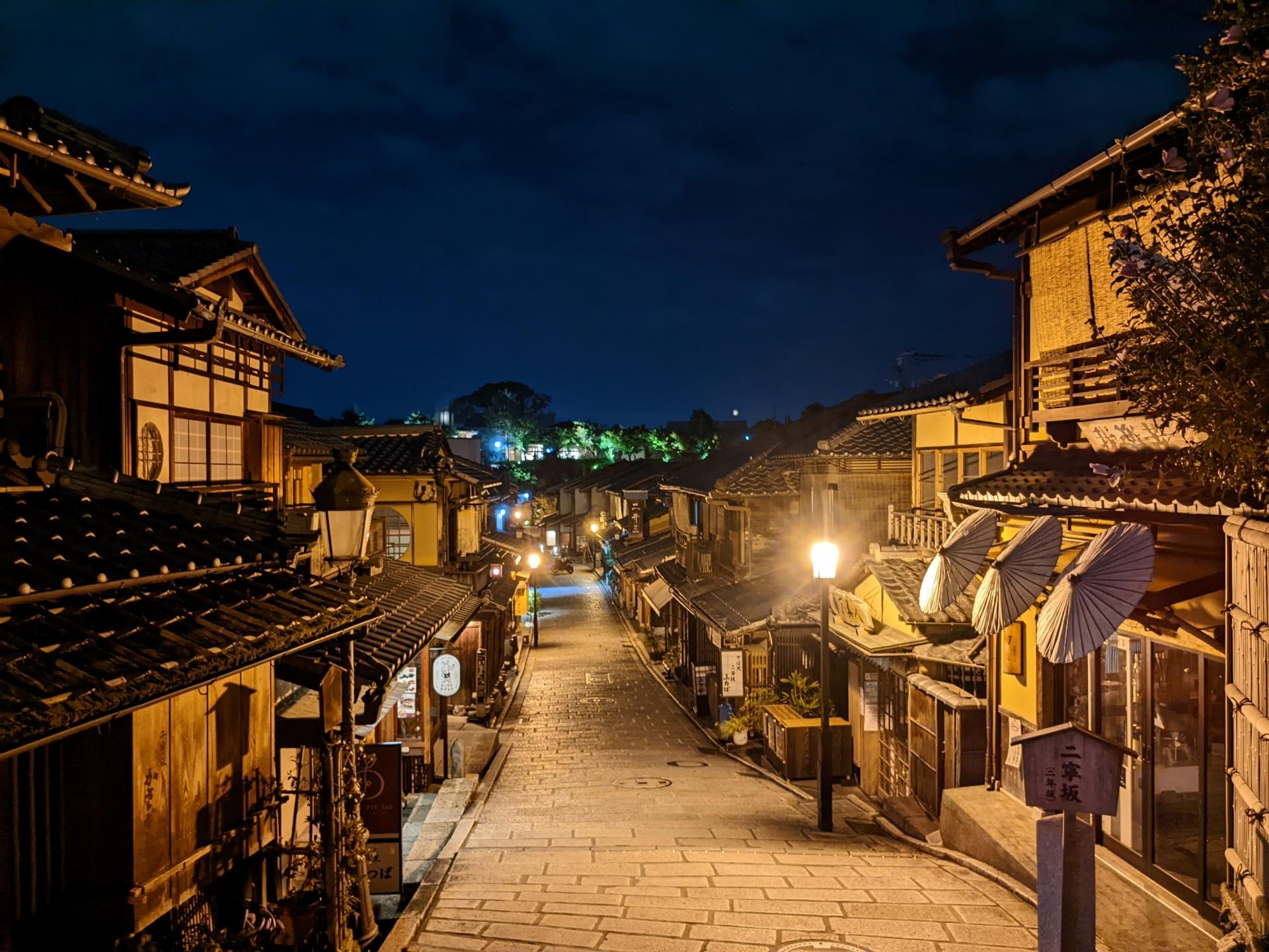 京都イブニングE-bikeツアー：裏路地とライトアップされた寺院