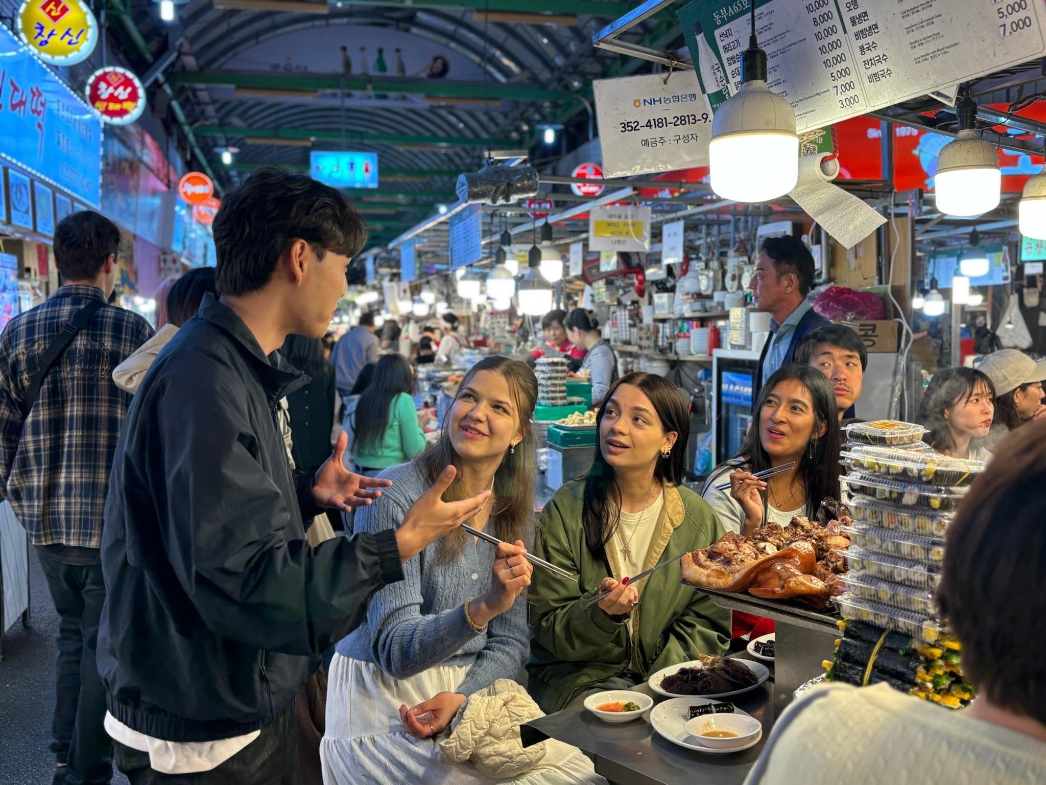 Seoul After Dark: Palace, Street Food & Temple Night Tour