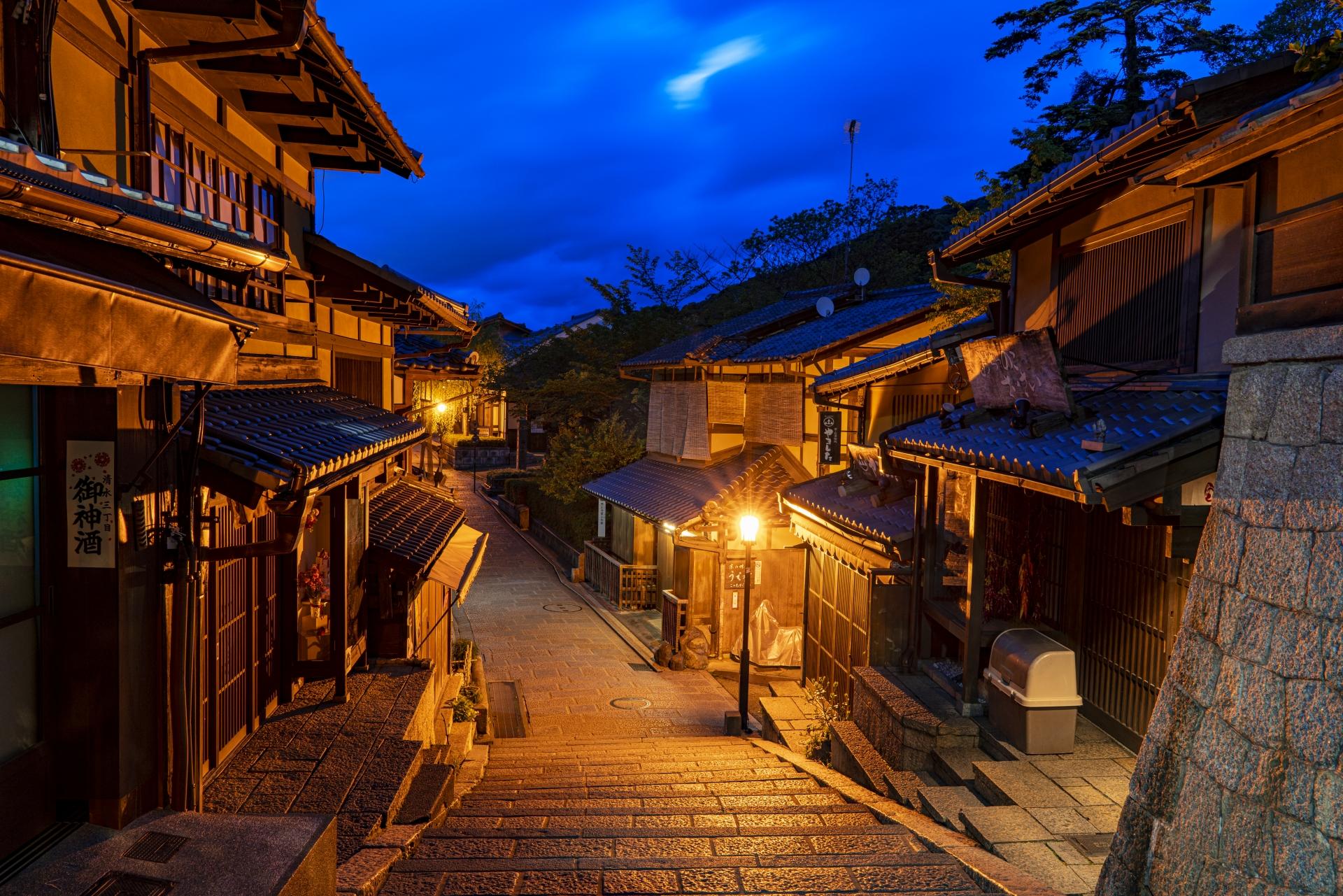 Gion Corner Kyoto - evening streets and teahouse district around the theatre — image 12