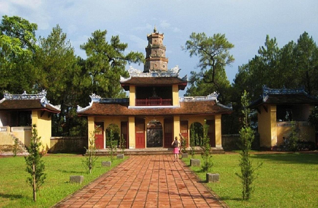 Hue: Private Dragon Boat, Pagoda, and Imperial Tombs Expedition