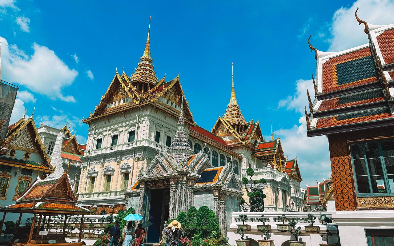 Bangkok Sacred Temples Walking Tour: Grand Palace, Wat Pho & Wat Arun