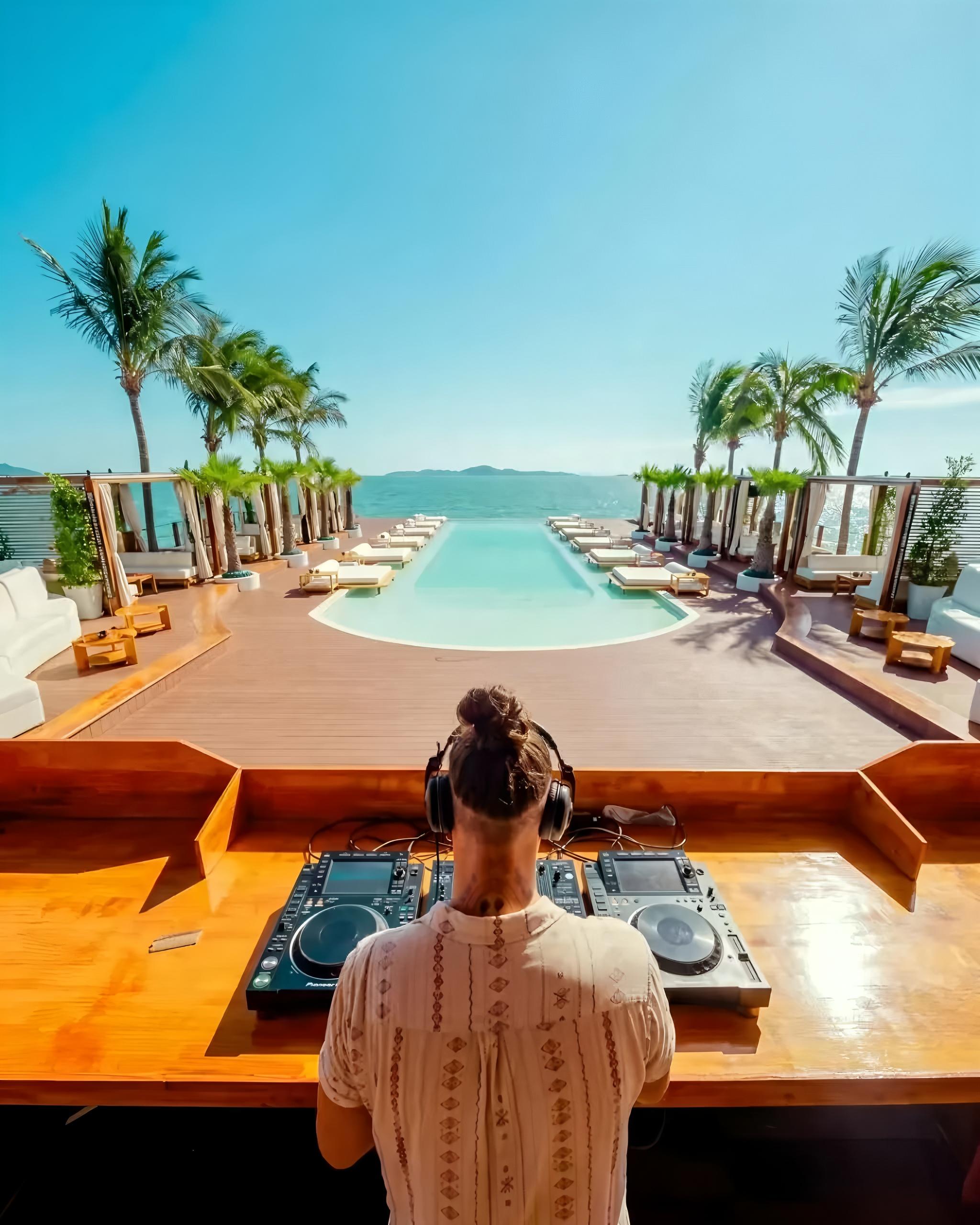Sina Beach Floating Club: Pattaya Day Pass