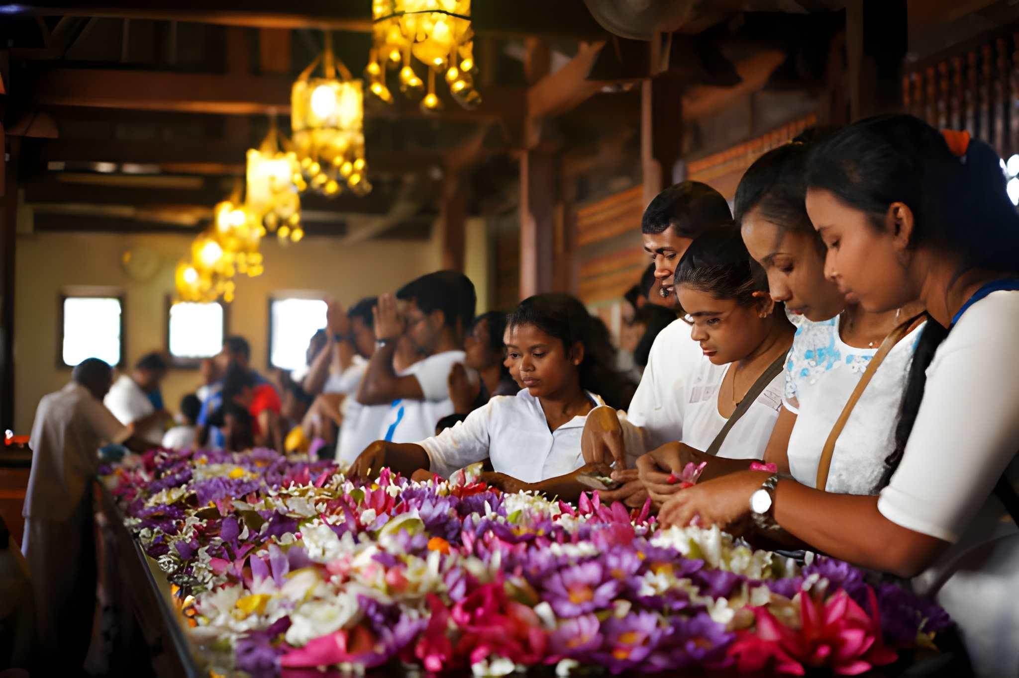 Kandy: Temple of the Sacred Tooth Guided Cultural Tour
