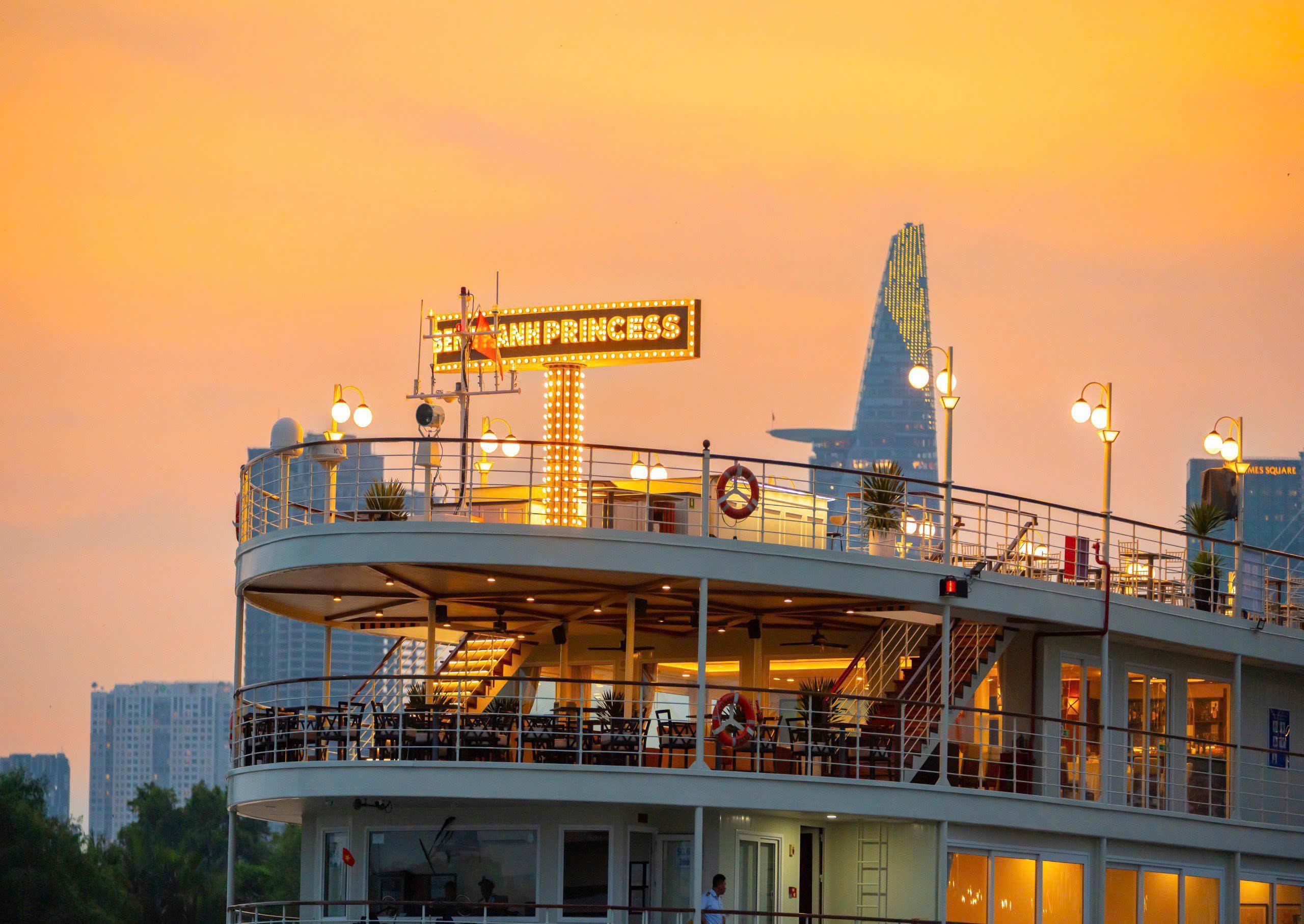 Saigon River Evening Cruise with Customizable Dining