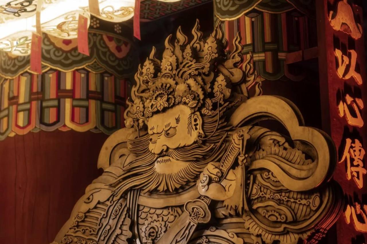 Seoul After Dark: Palace, Street Food & Temple Night Tour