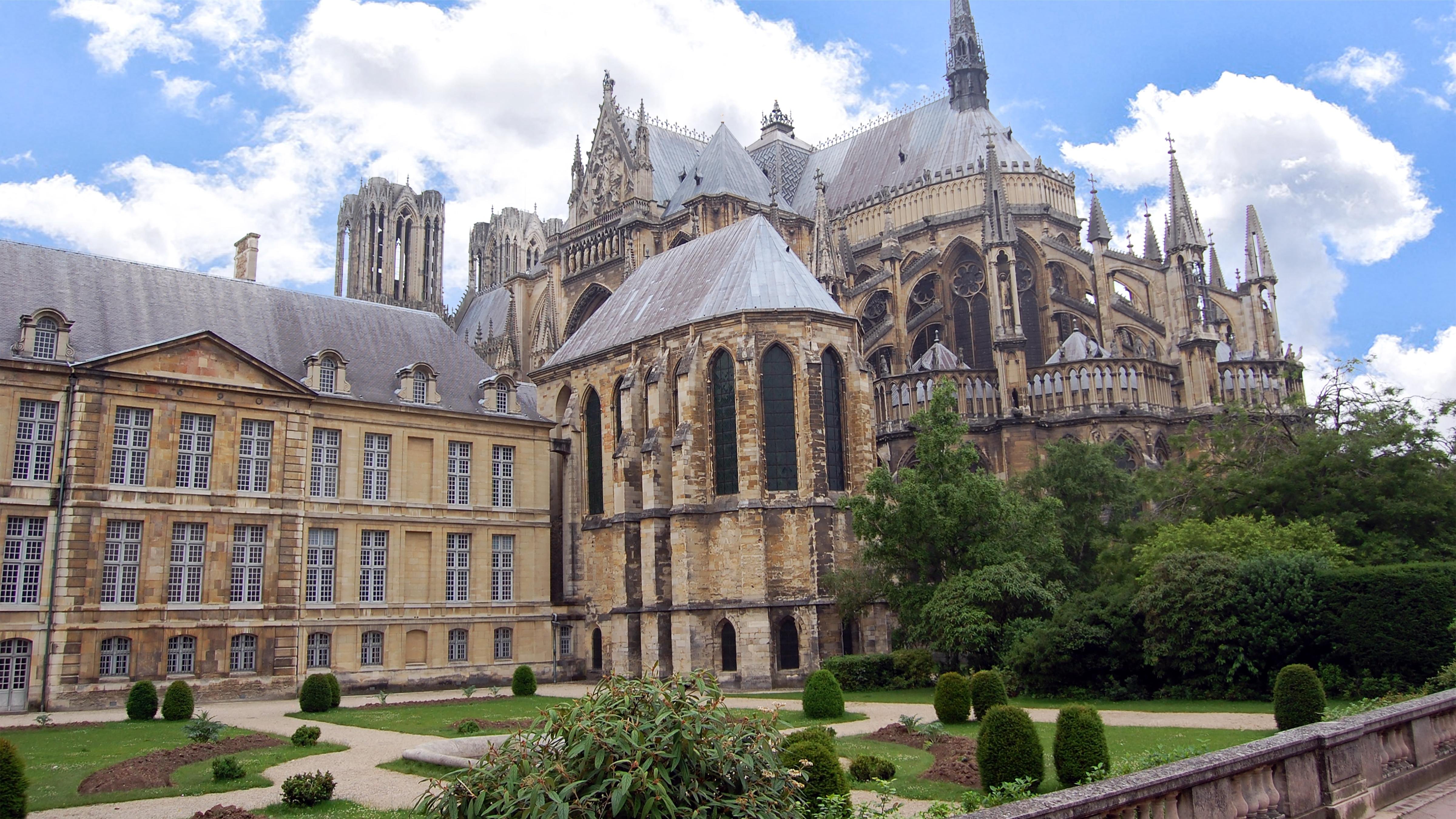 Champagne: private round transfer from Paris