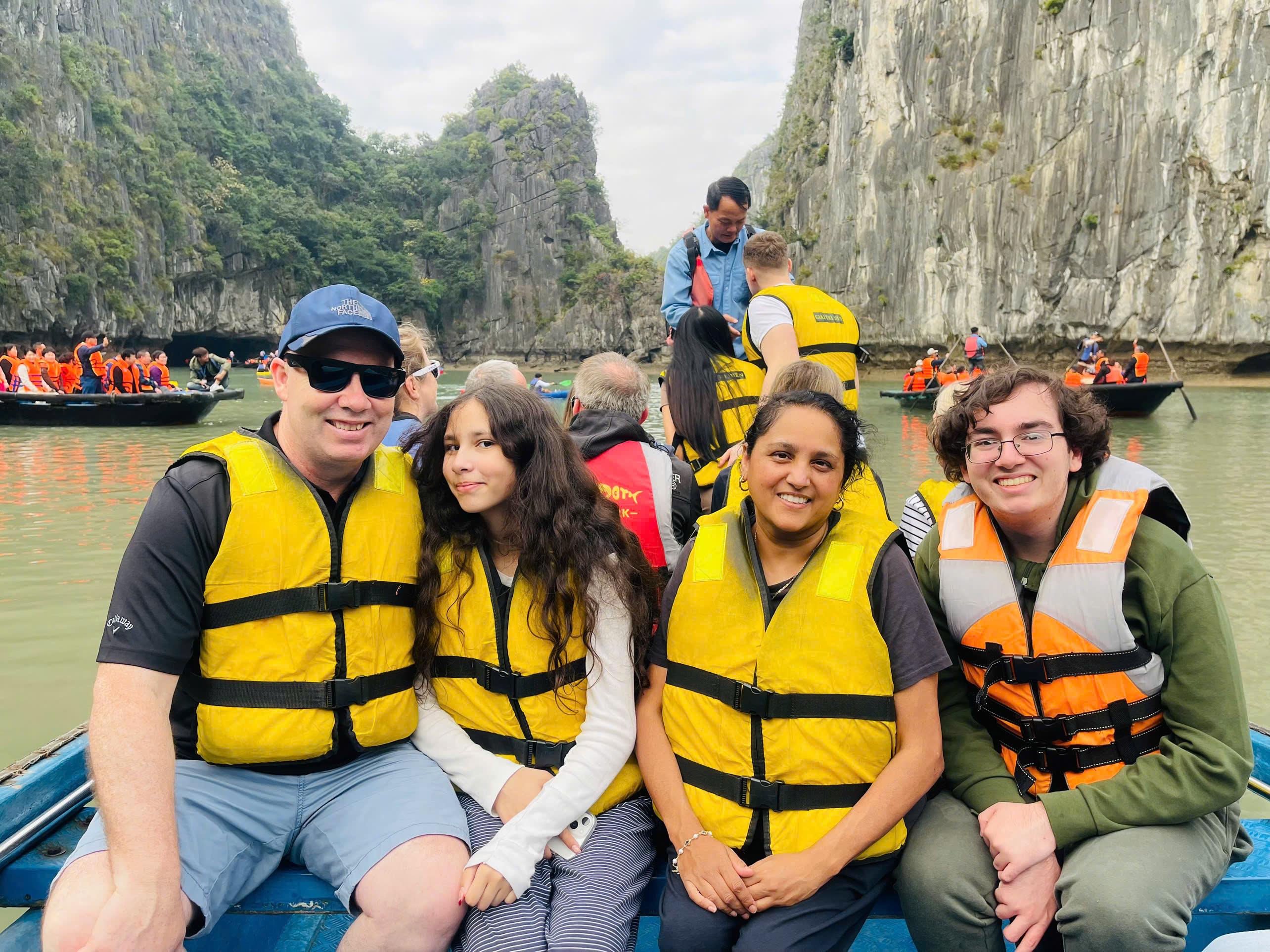 Luxury Ha Long Bay Day Cruise with Buffet & Kayaking