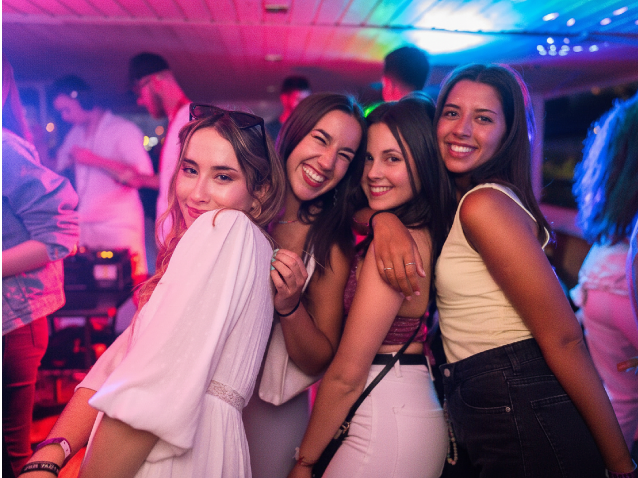 Barcelona Night walking Tour: Salsa, Karaoke & VIP club pass