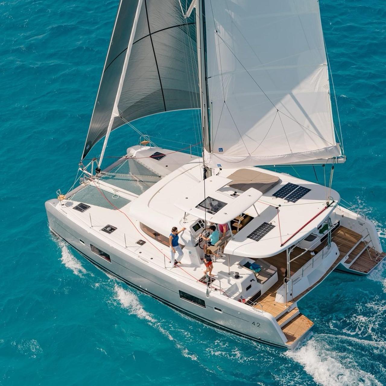 Mykonos Catamaran Cruise with Onboard Lunch and Drinks