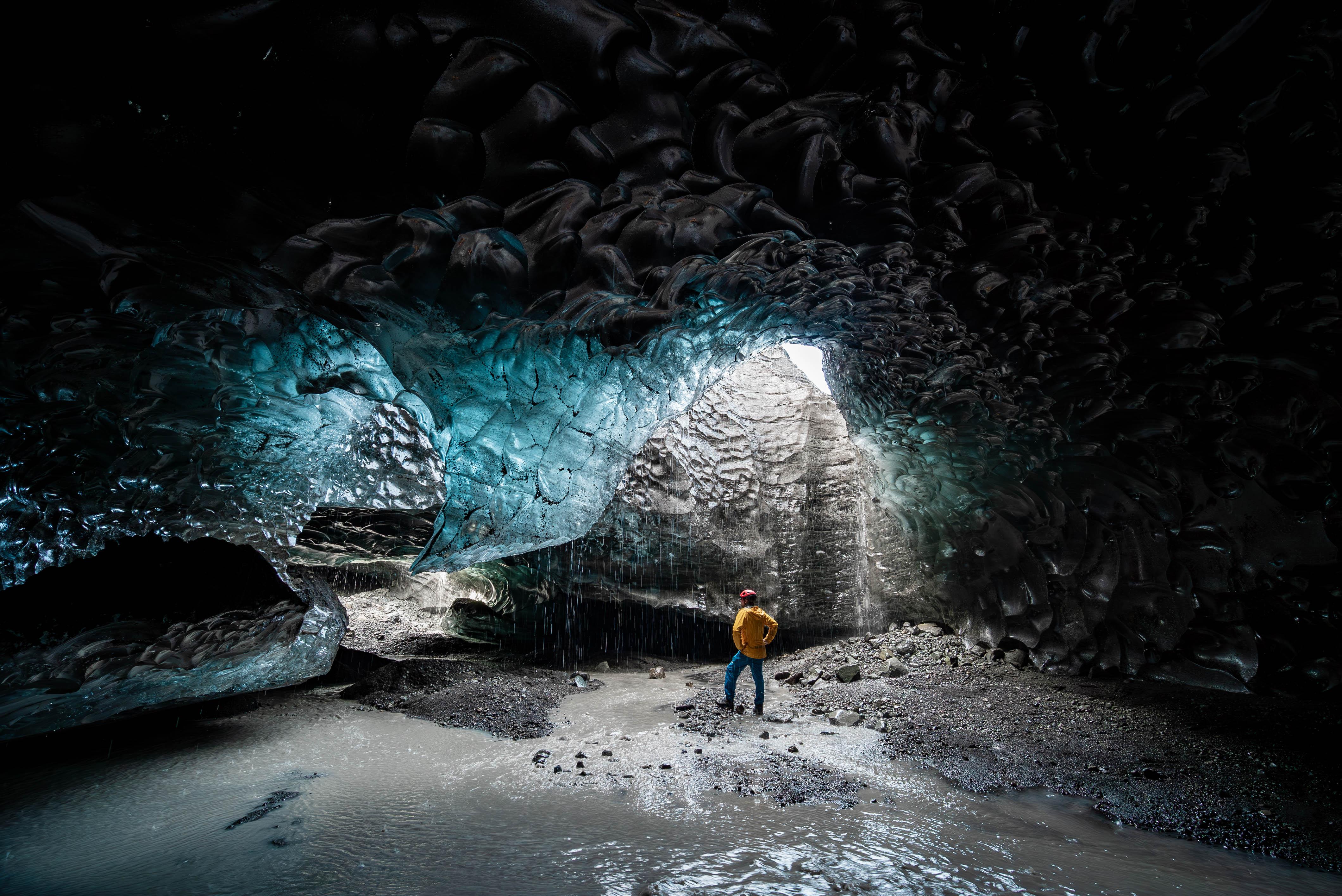 Jökulsárlón: Easy Hike to a Natural Blue Ice Cave
