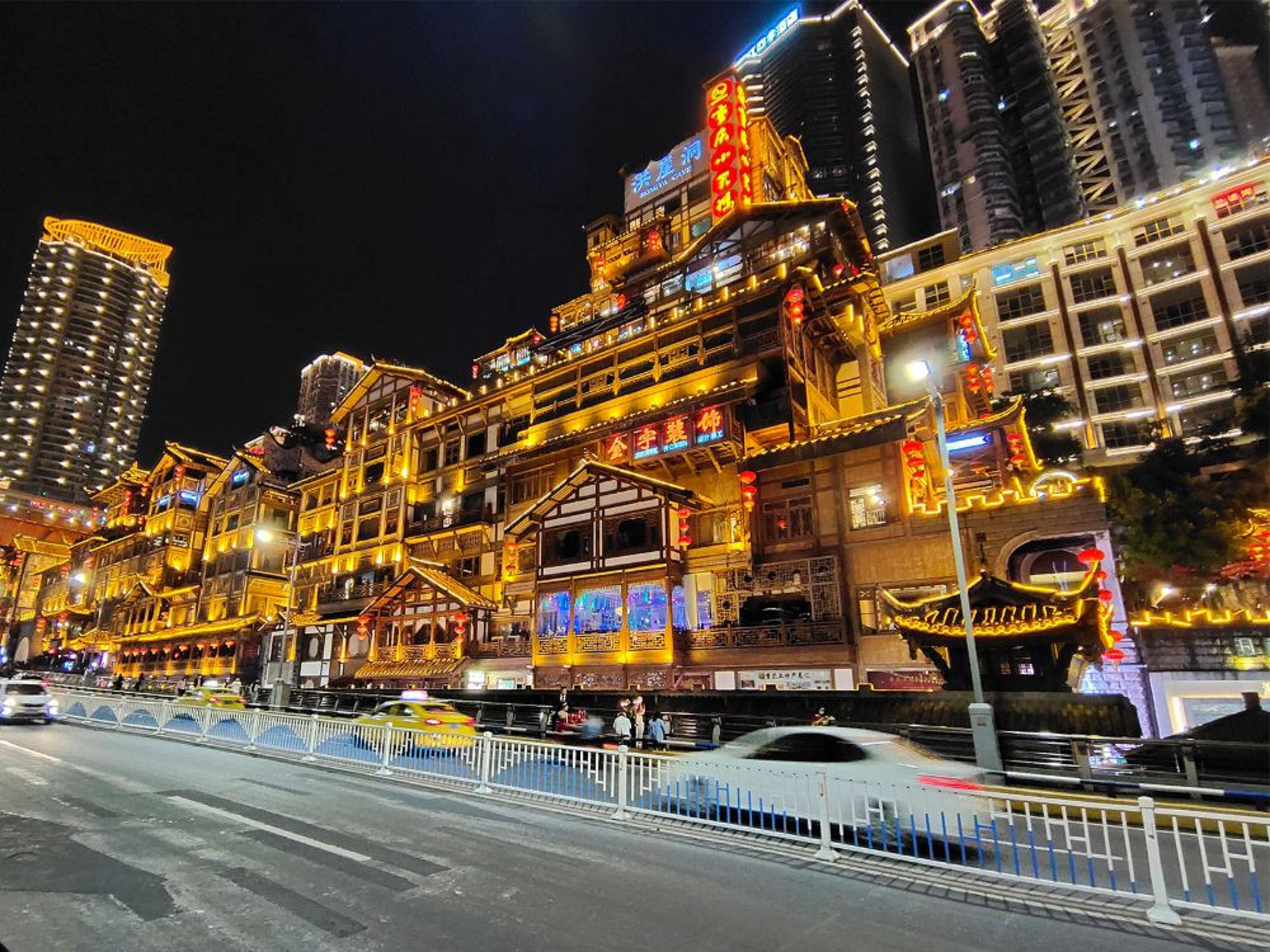 Chongqing Multi-Level Night Experience: Sky Deck, Cliffside Walk & River Cruise