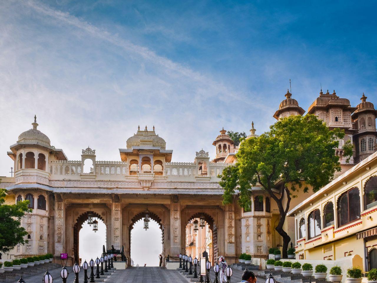 Udaipur Private City Palace, Lake Cruise & Cultural Dance Tour