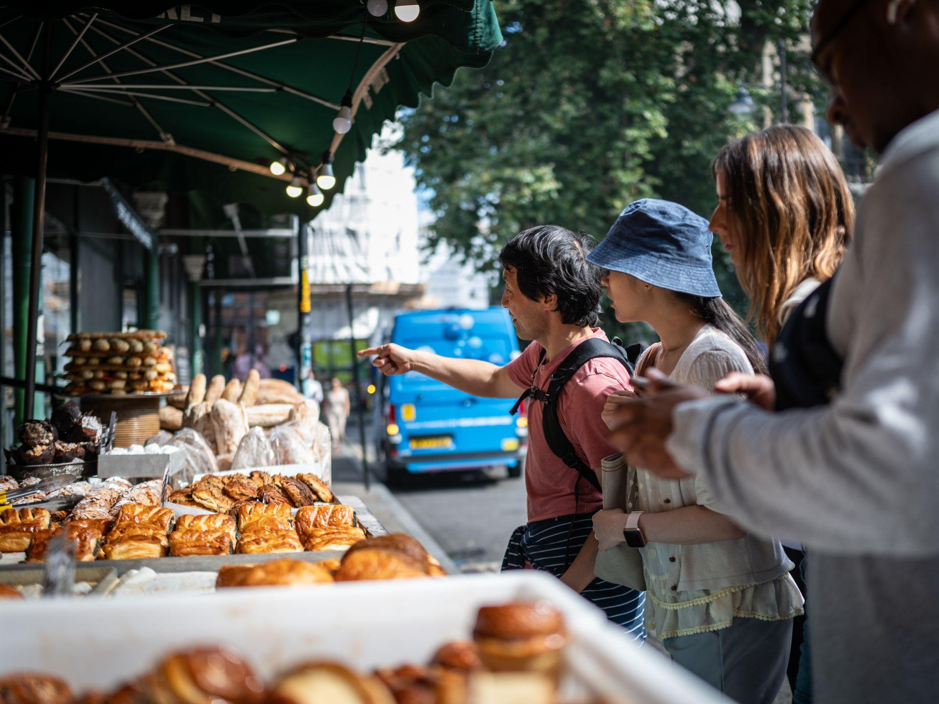 London Landmarks & British Food Walking Tour